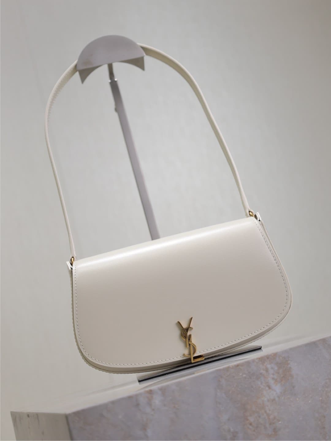 C8587 /Green lacquered leather· — image 2