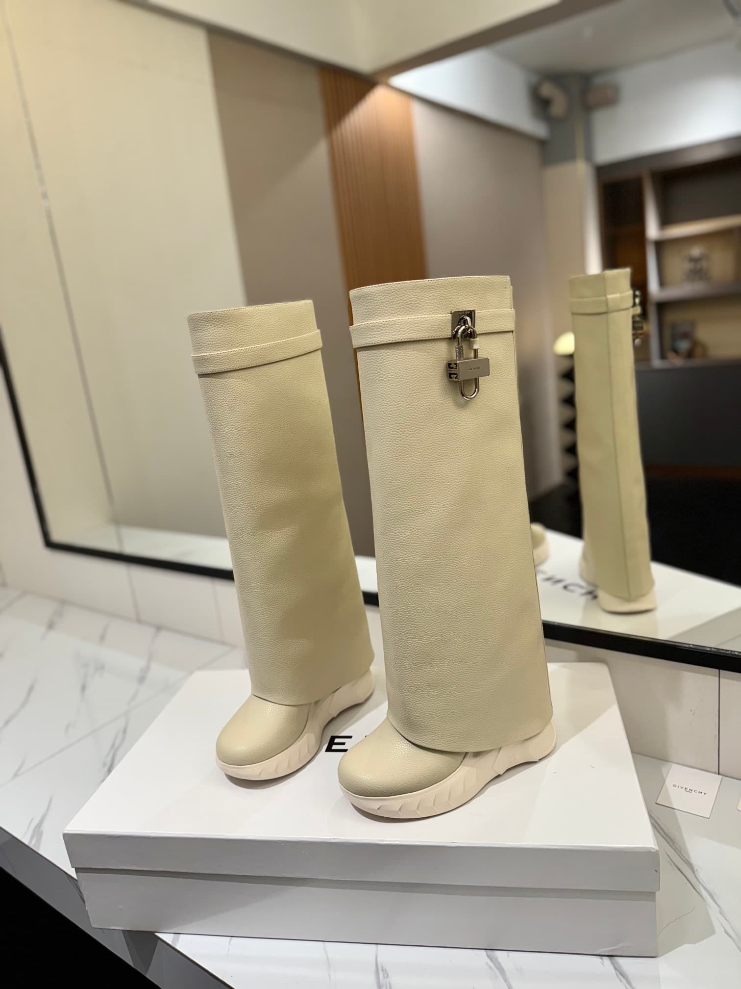 D6614 💰 GIVENCHY QZKEEP 0X0ZX new model high-top shoes with a height increase, slim-fit, shark-shaped boots 2024 — image 2