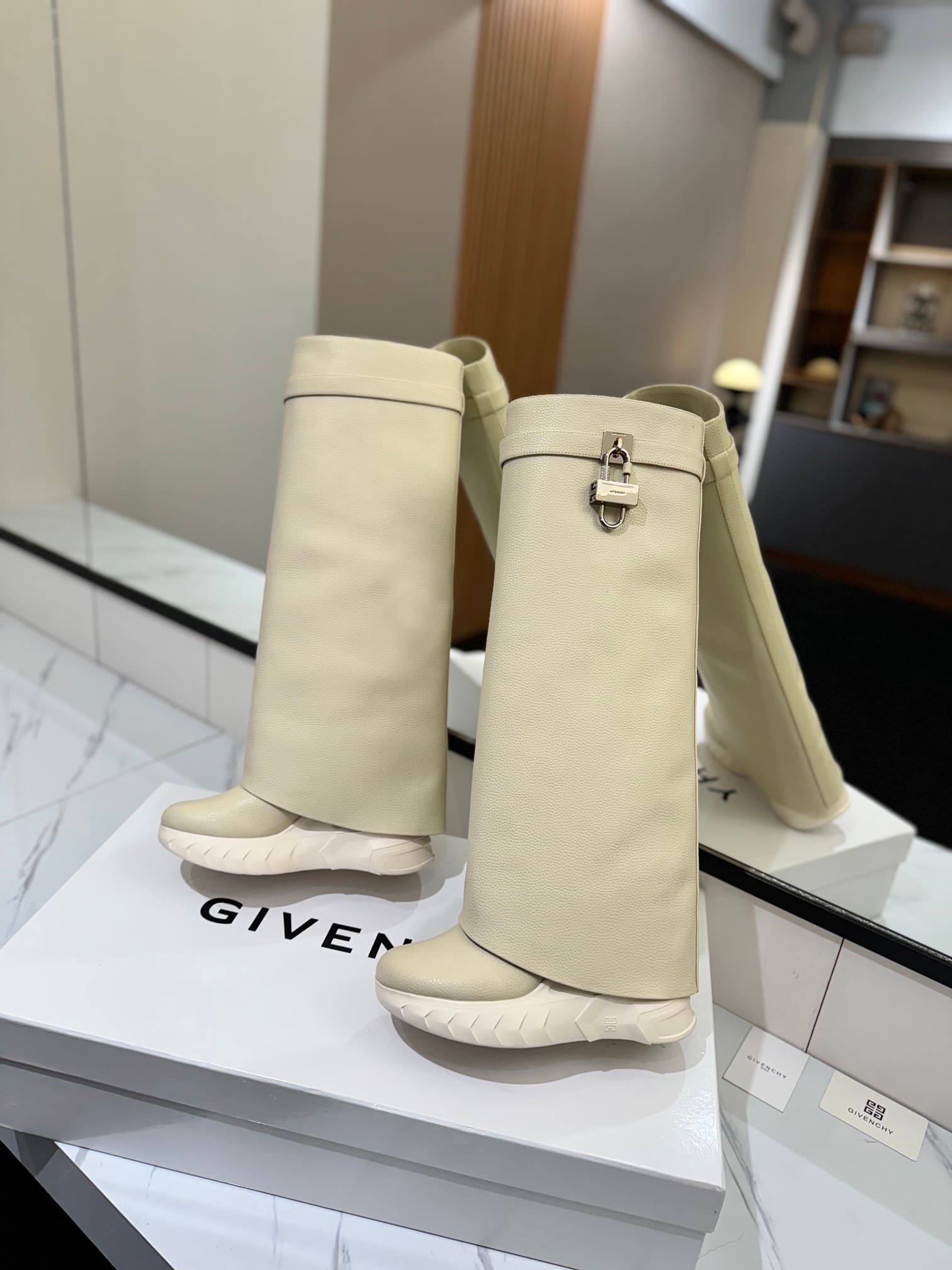 D6614 💰 GIVENCHY QZKEEP 0X0ZX new model high-top shoes with a height increase, slim-fit, shark-shaped boots 2024 — image 5