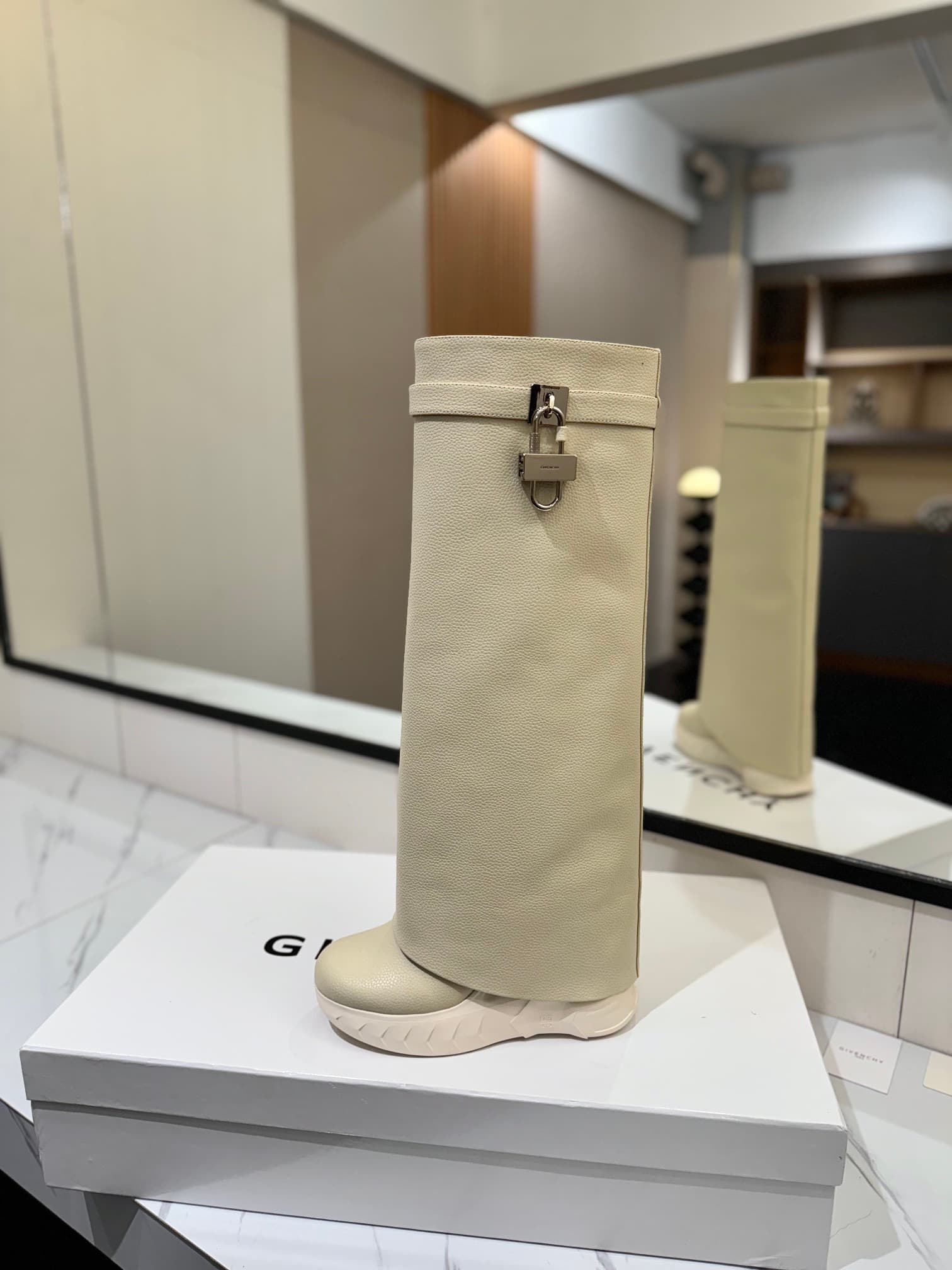 D6614 💰 GIVENCHY QZKEEP 0X0ZX new model high-top shoes with a height increase, slim-fit, shark-shaped boots 2024 — image 4