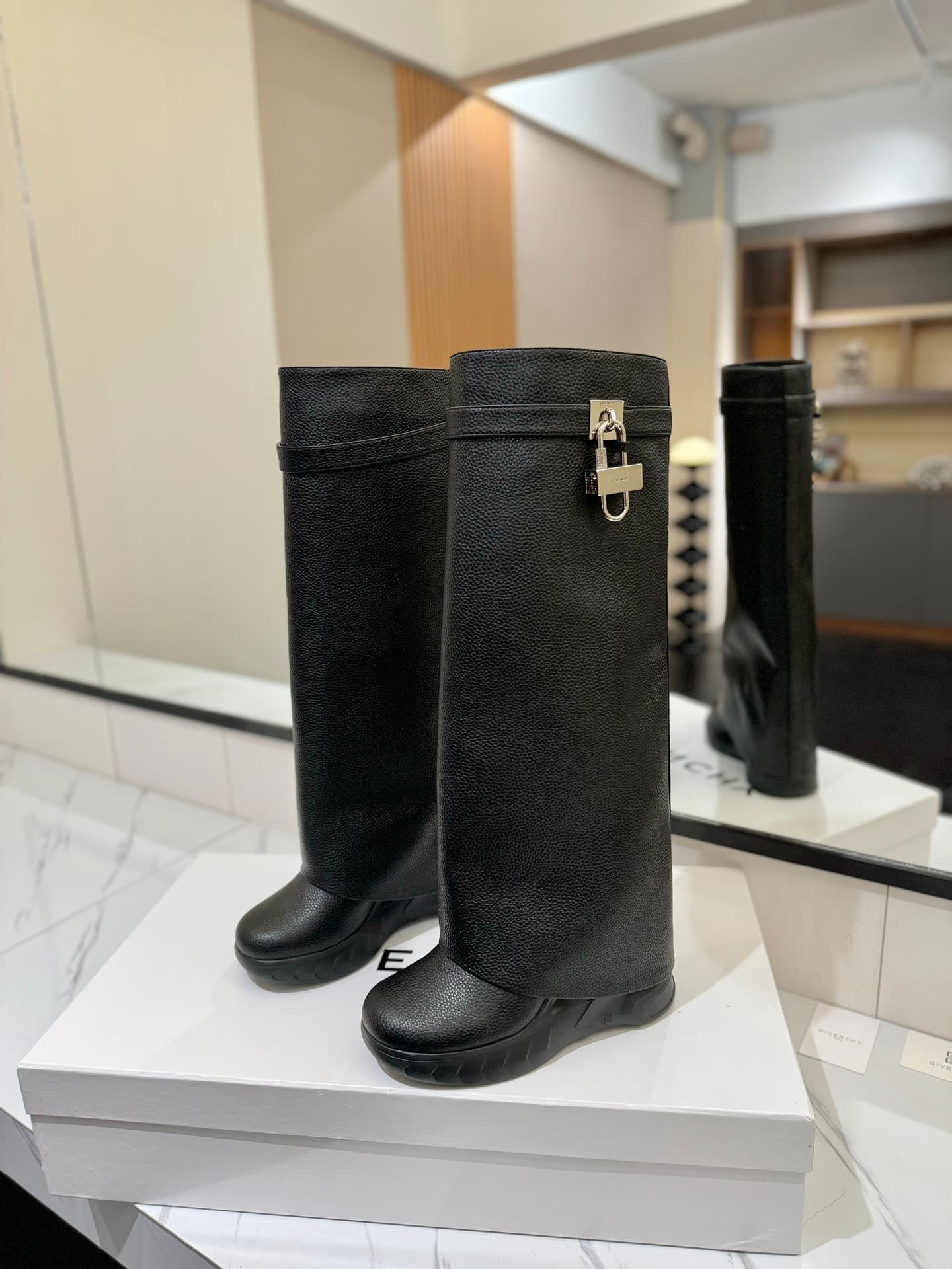 D6613 💰 GIVENCHY QZKEEP 0X0ZX new model – high-top boots with a slimming effect and shark-like shape 2024 — image 2