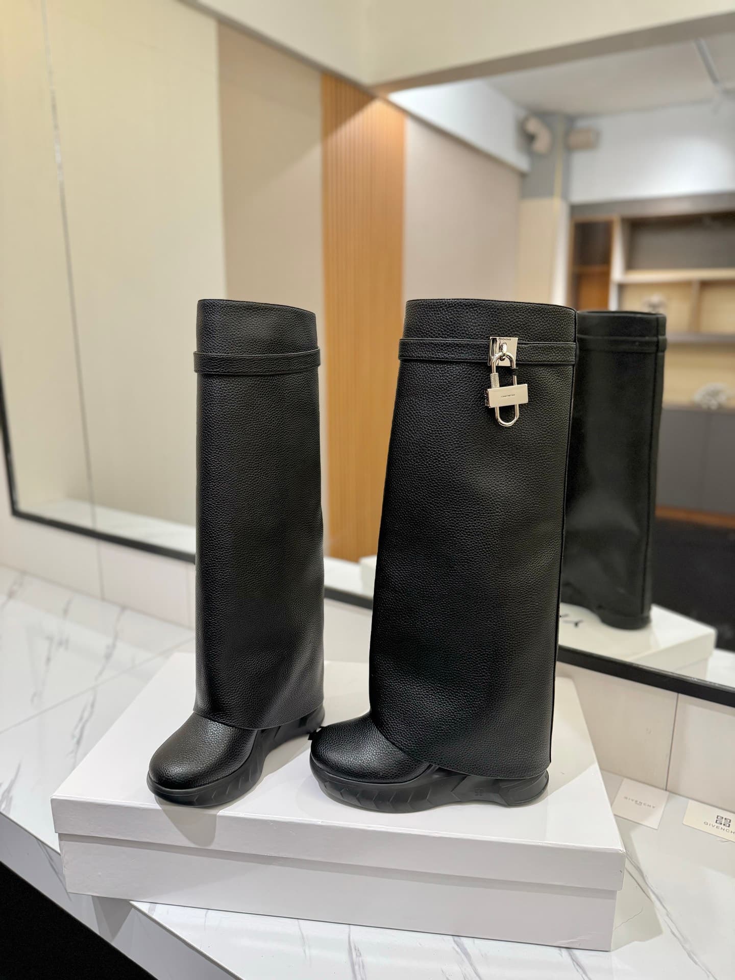 D6613 💰 GIVENCHY QZKEEP 0X0ZX new model – high-top boots with a slimming effect and shark-like shape 2024 — image 6
