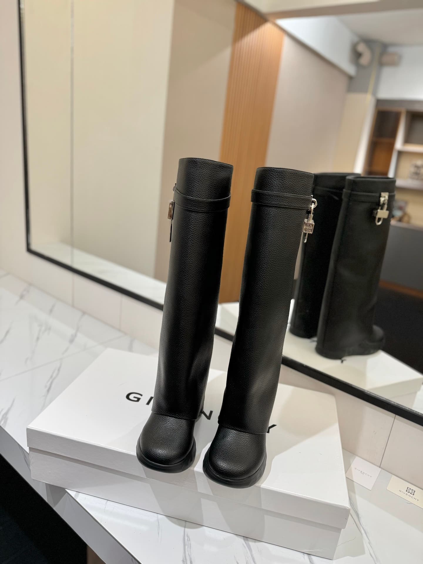 D6613 💰 GIVENCHY QZKEEP 0X0ZX new model – high-top boots with a slimming effect and shark-like shape 2024 — image 3