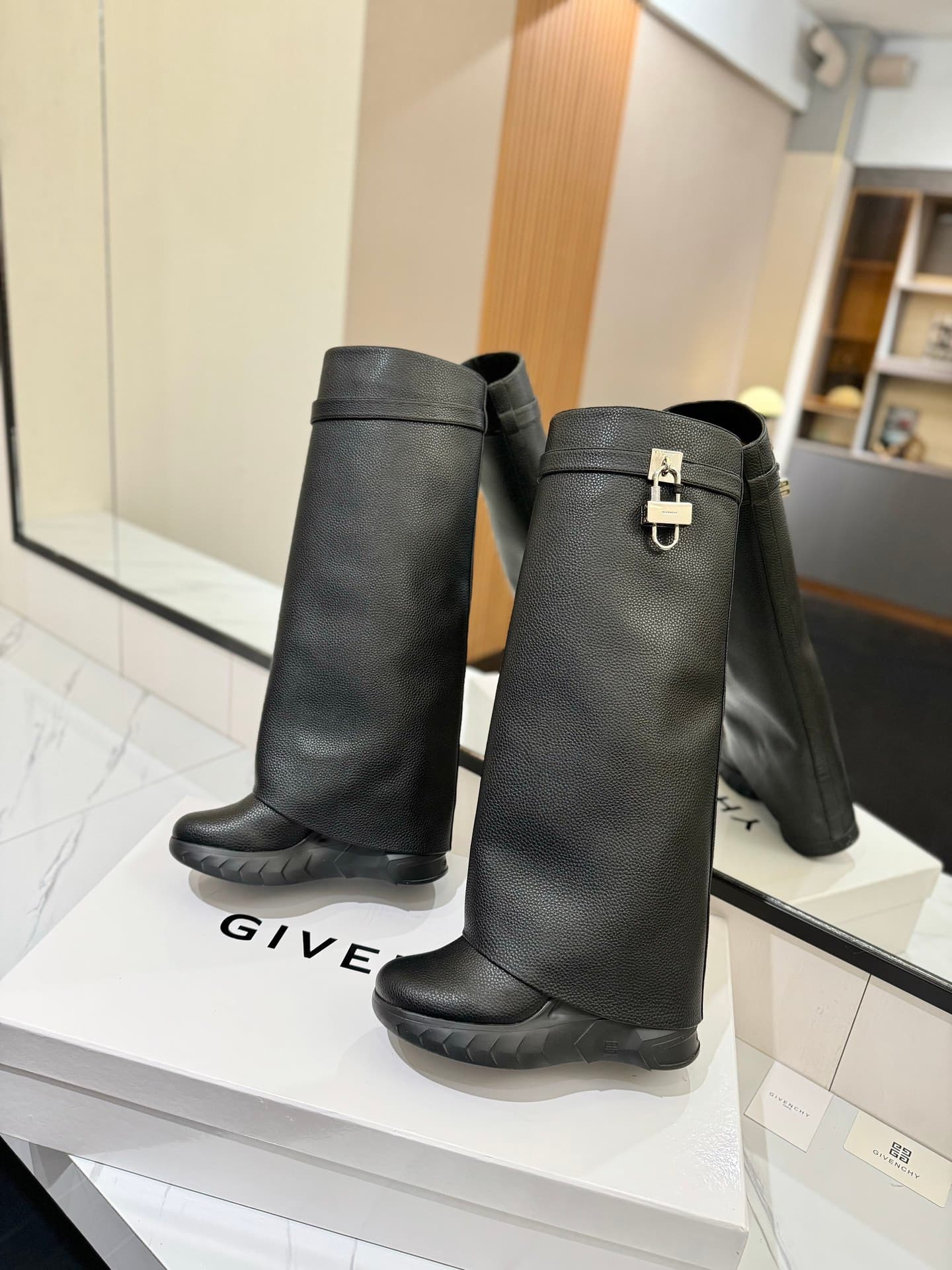 D6613 💰 GIVENCHY QZKEEP 0X0ZX new model – high-top boots with a slimming effect and shark-like shape 2024 — image 5