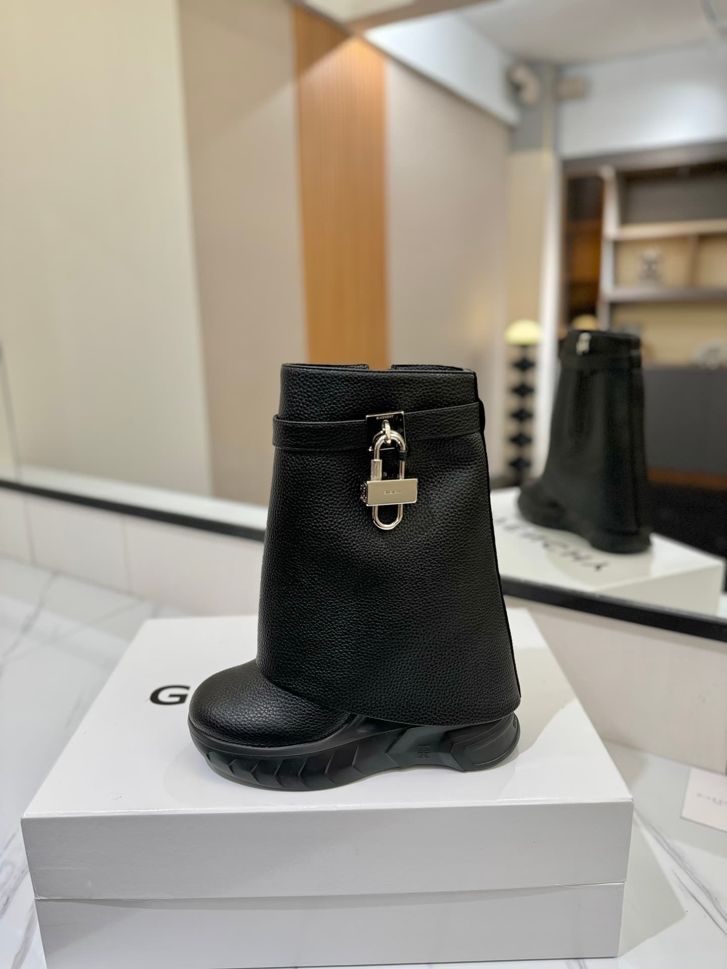 D6611 💰 GIVENCHY QZKEEP 0X0ZX new model – height-increasing shoes with a slim fit, shark-shaped design 2023 — image 4