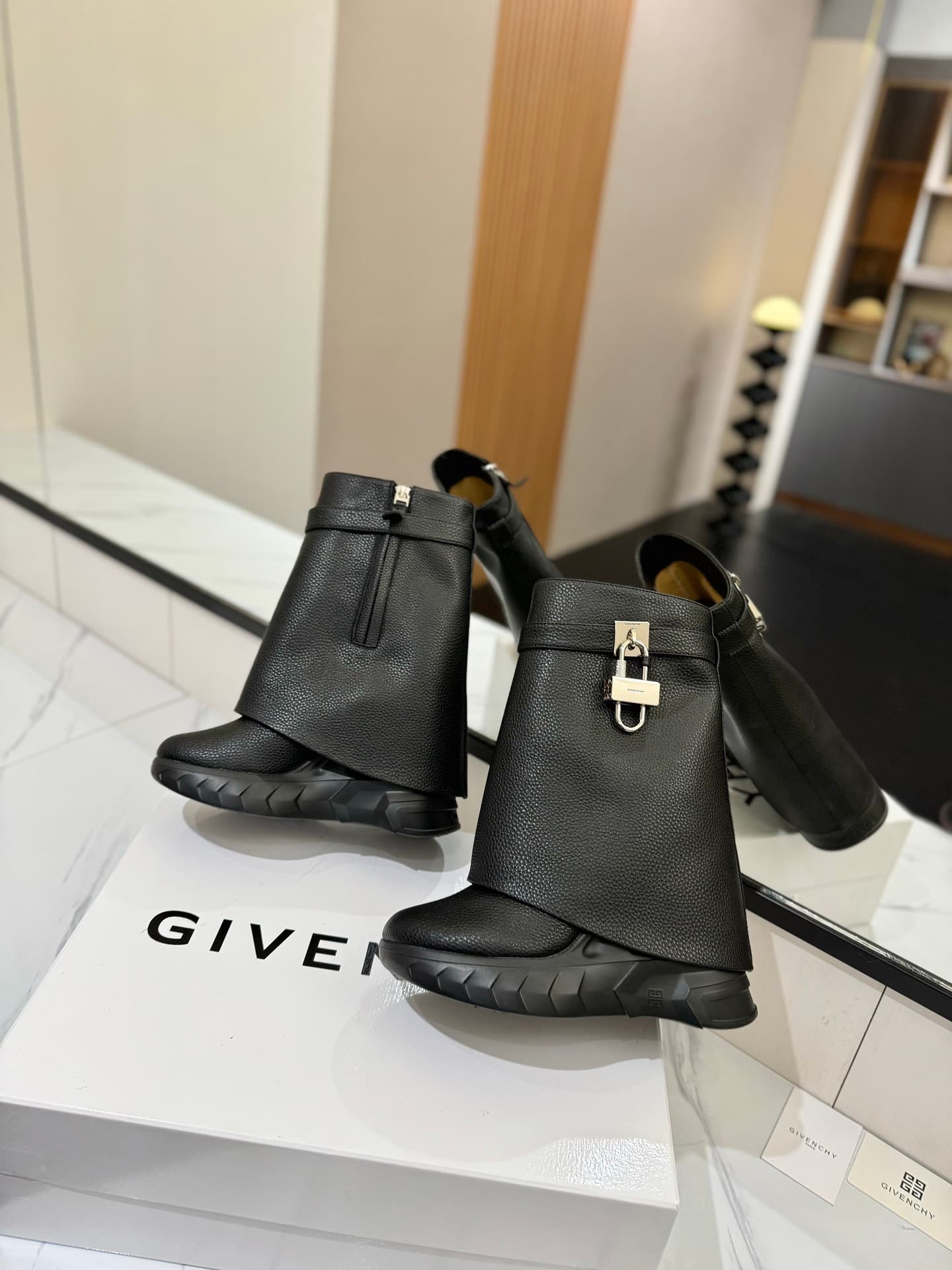 D6611 💰 GIVENCHY QZKEEP 0X0ZX new model – height-increasing shoes with a slim fit, shark-shaped design 2023 — image 5