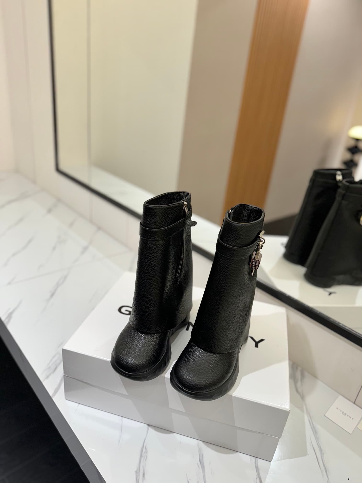D6611 💰 GIVENCHY QZKEEP 0X0ZX new model – height-increasing shoes with a slim fit, shark-shaped design 2023 — image 3