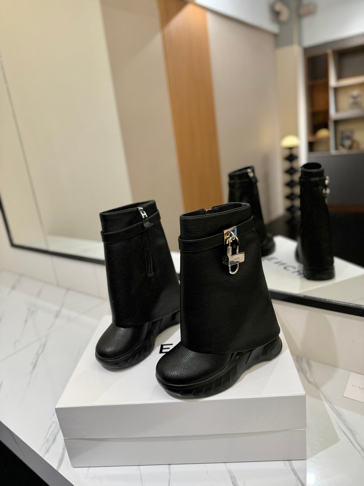 D6611 💰 GIVENCHY QZKEEP 0X0ZX new model – height-increasing shoes with a slim fit, shark-shaped design 2023 — image 2