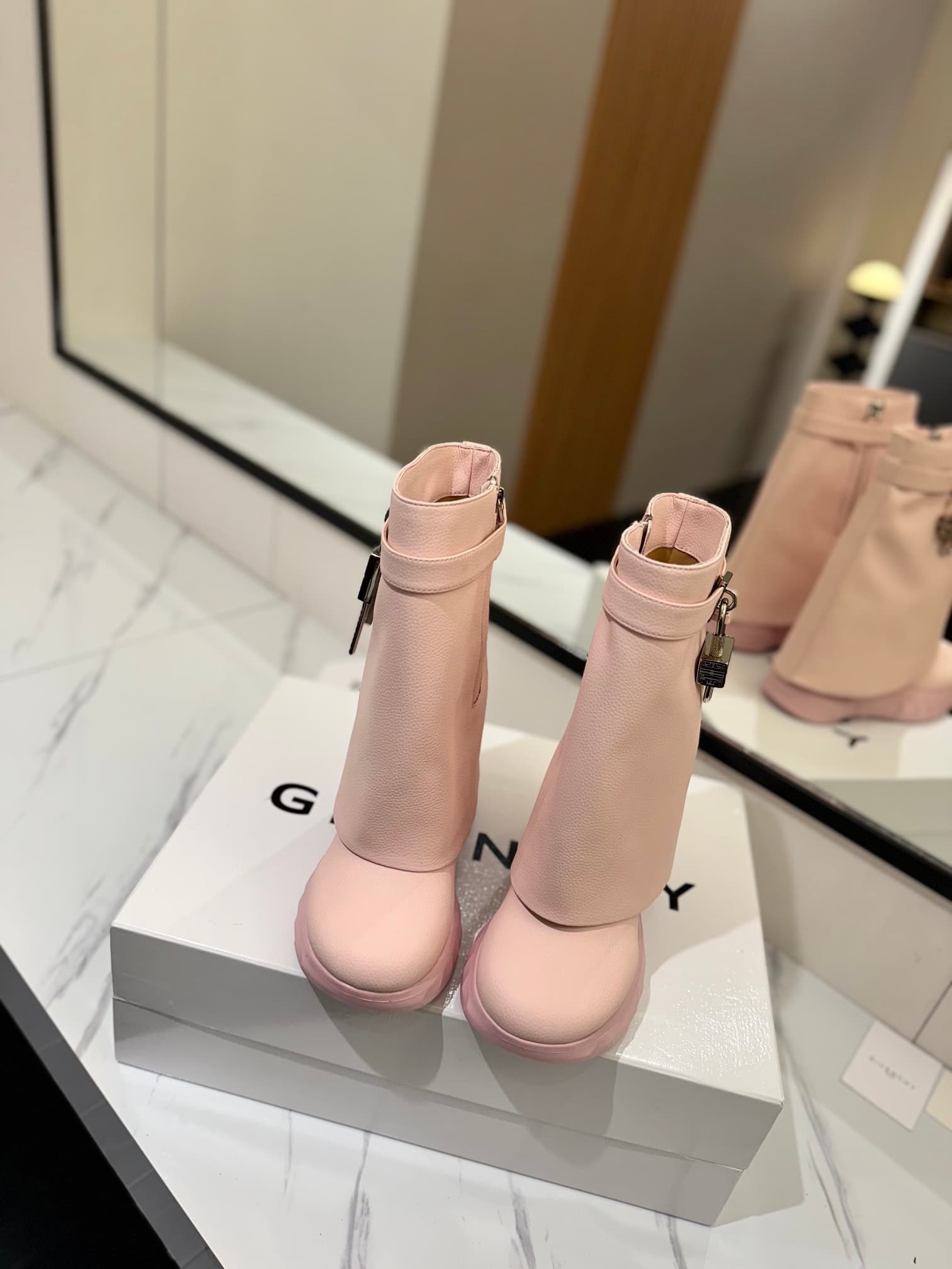 D6610 💰 GIVENCHY QZKEEP 0X0ZX new model: platformed shoes that increase height and help create a slimmer appearance, shark-shaped boots 2023 — image 3
