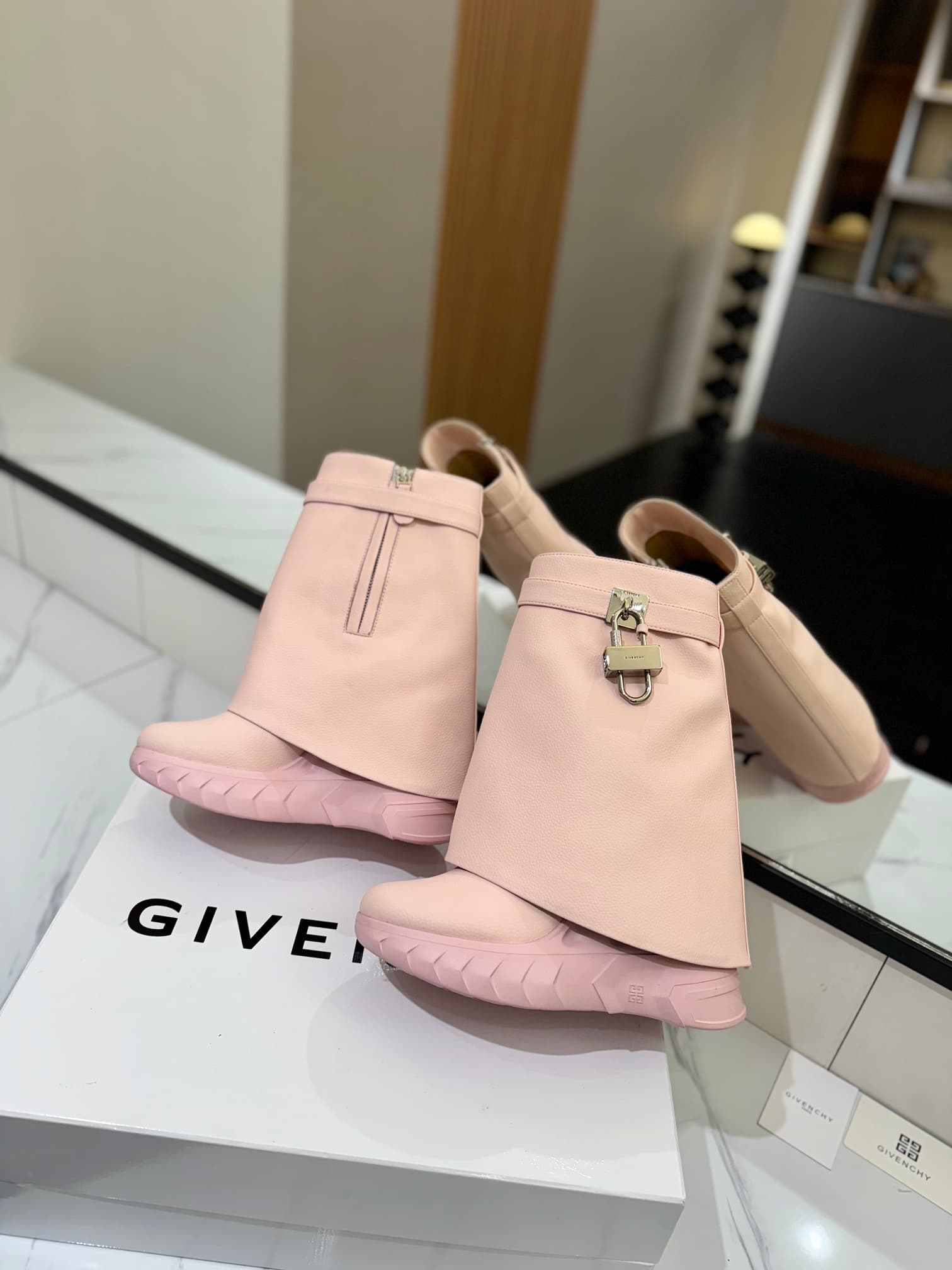 D6610 💰 GIVENCHY QZKEEP 0X0ZX new model: platformed shoes that increase height and help create a slimmer appearance, shark-shaped boots 2023 — image 5