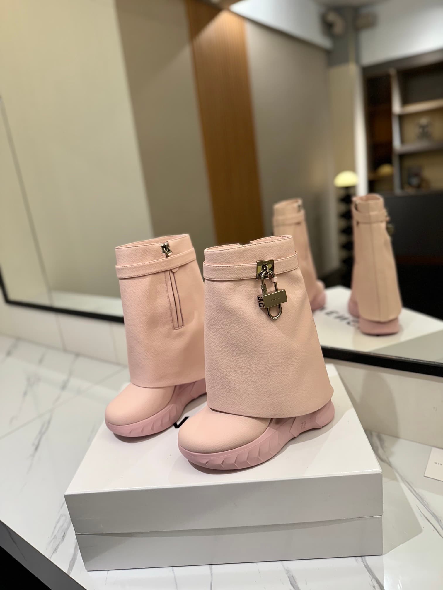 D6610 💰 GIVENCHY QZKEEP 0X0ZX new model: platformed shoes that increase height and help create a slimmer appearance, shark-shaped boots 2023 — image 2