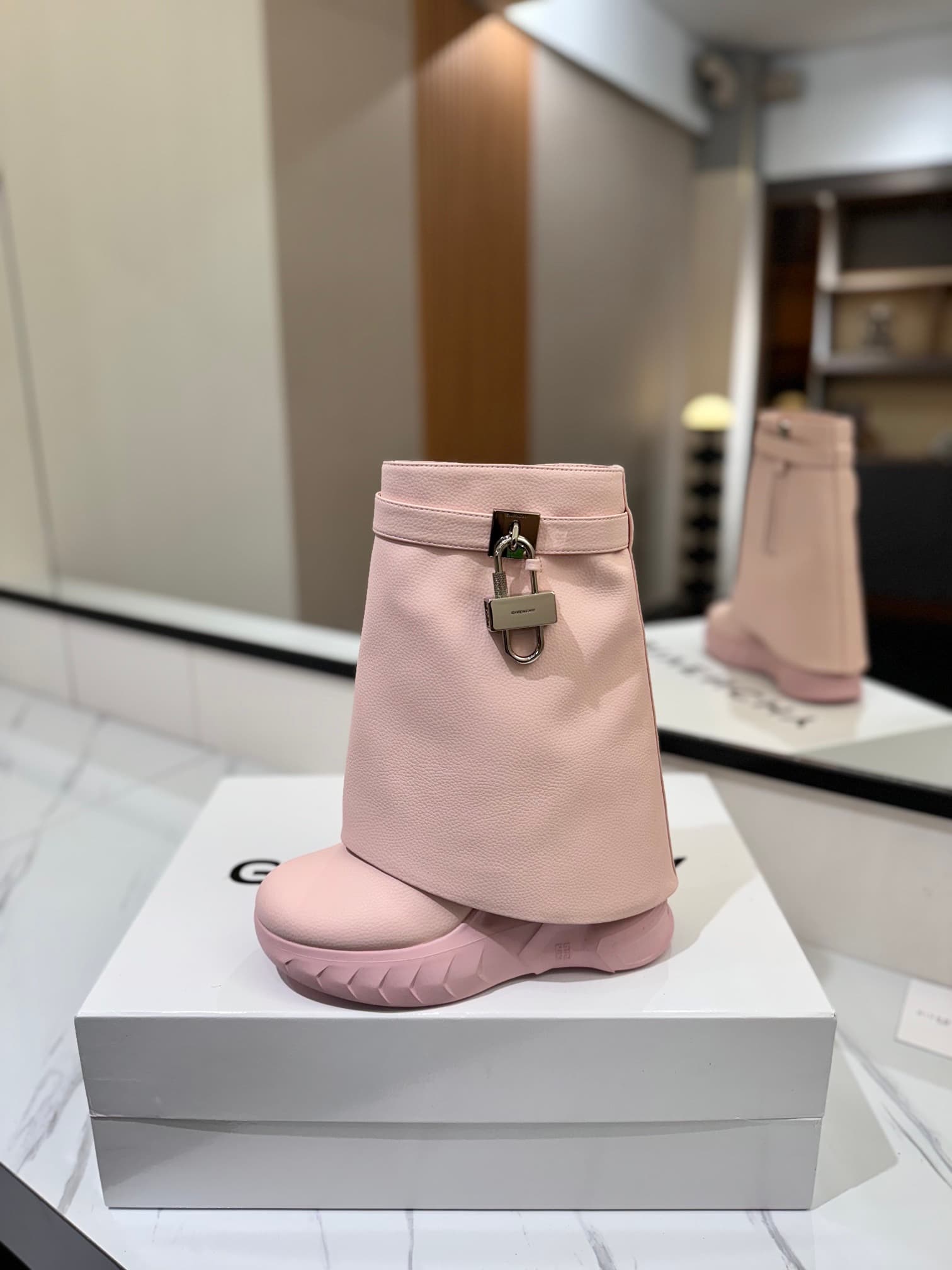 D6610 💰 GIVENCHY QZKEEP 0X0ZX new model: platformed shoes that increase height and help create a slimmer appearance, shark-shaped boots 2023 — image 4