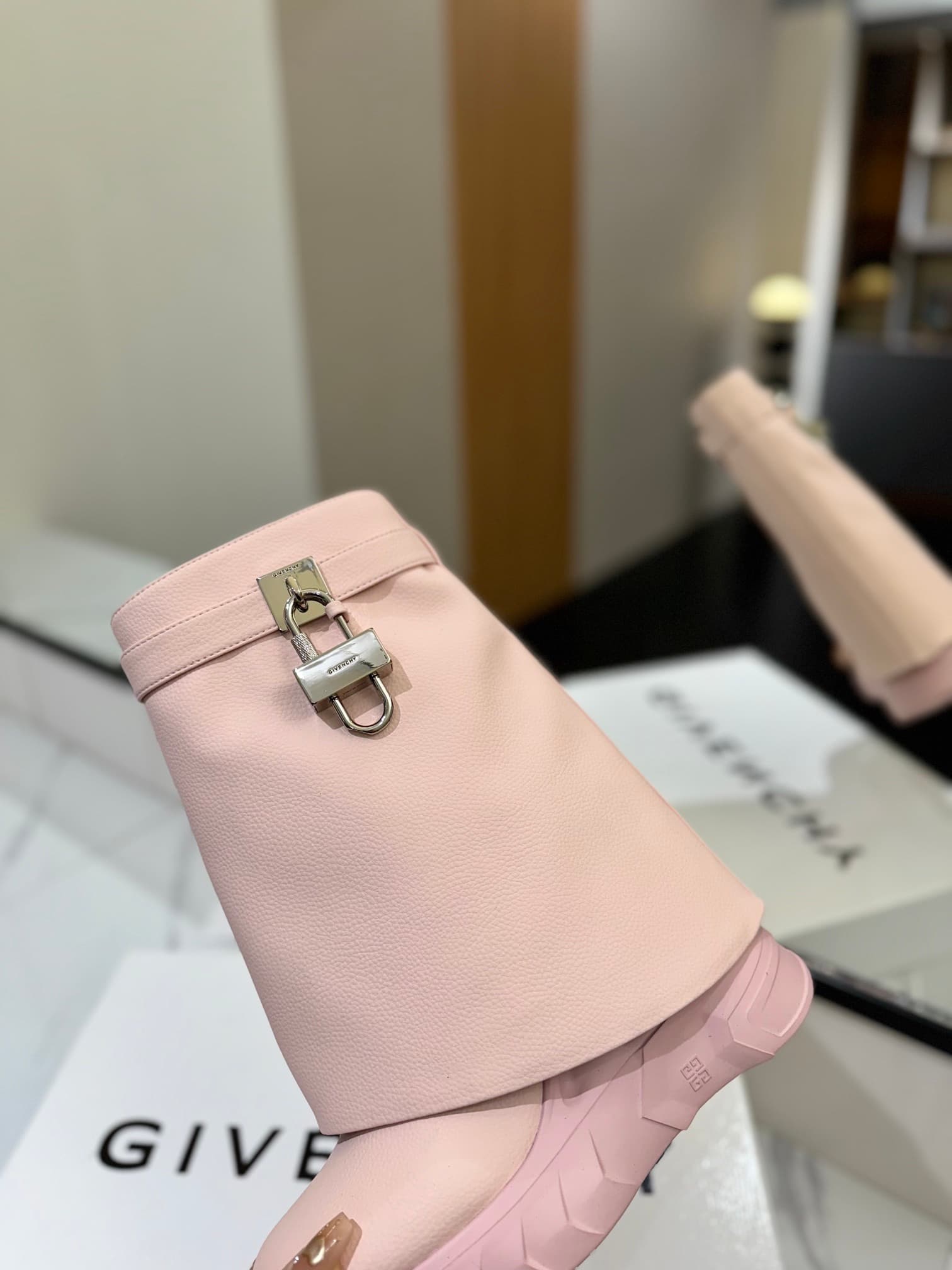 D6610 💰 GIVENCHY QZKEEP 0X0ZX new model: platformed shoes that increase height and help create a slimmer appearance, shark-shaped boots 2023 — image 8