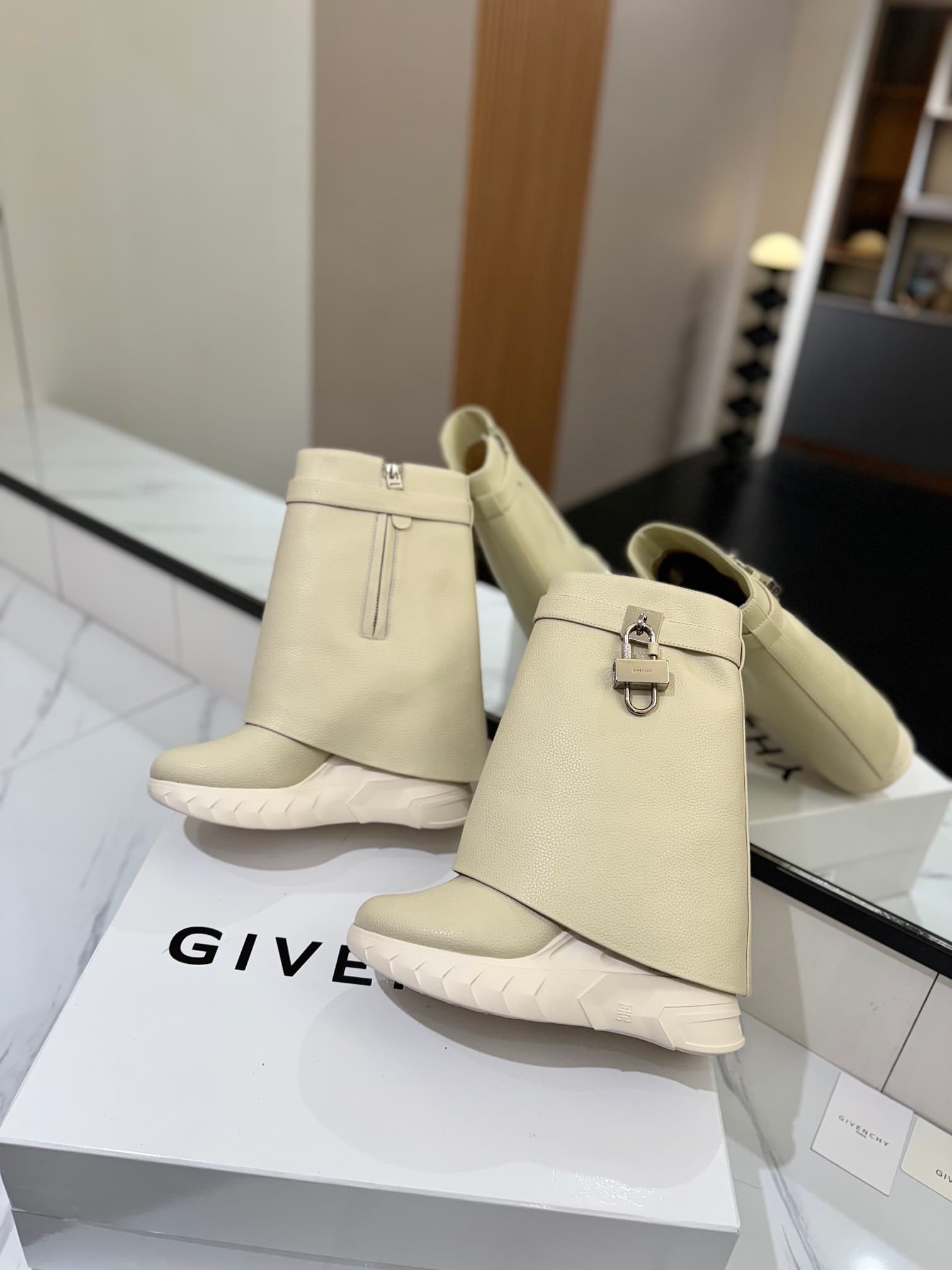 D6609 💰 GIVENCHY QZKEEP 0X0ZX new model – height-increasing shoes with a slim fit, shark-like shape 2023 — image 4