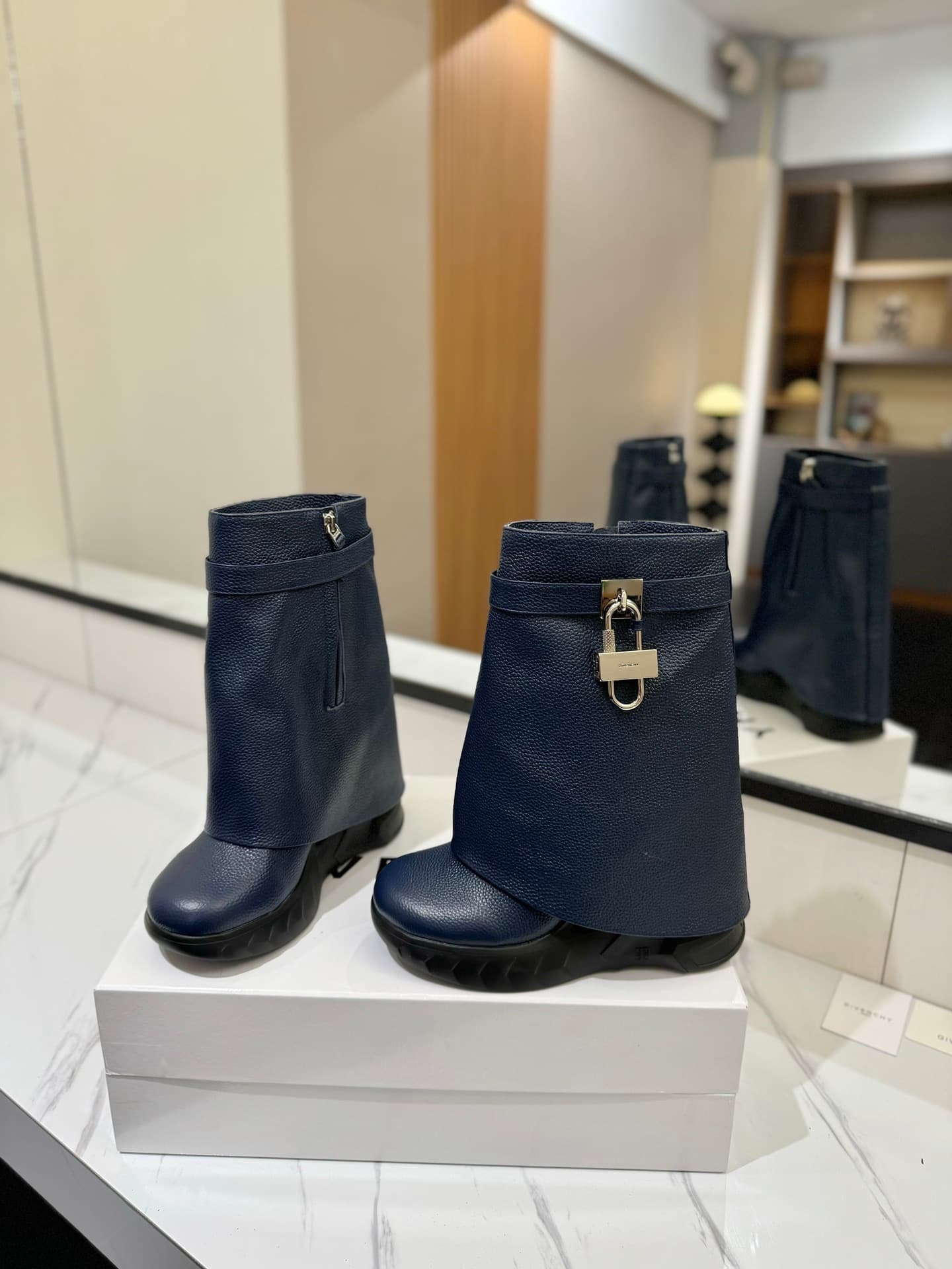 D6608 💰 GIVENCHY QZKEEP 0X0ZX new model high-top shoes with a height increase, designed to accentuate the slimness of the feet 2023 — image 6