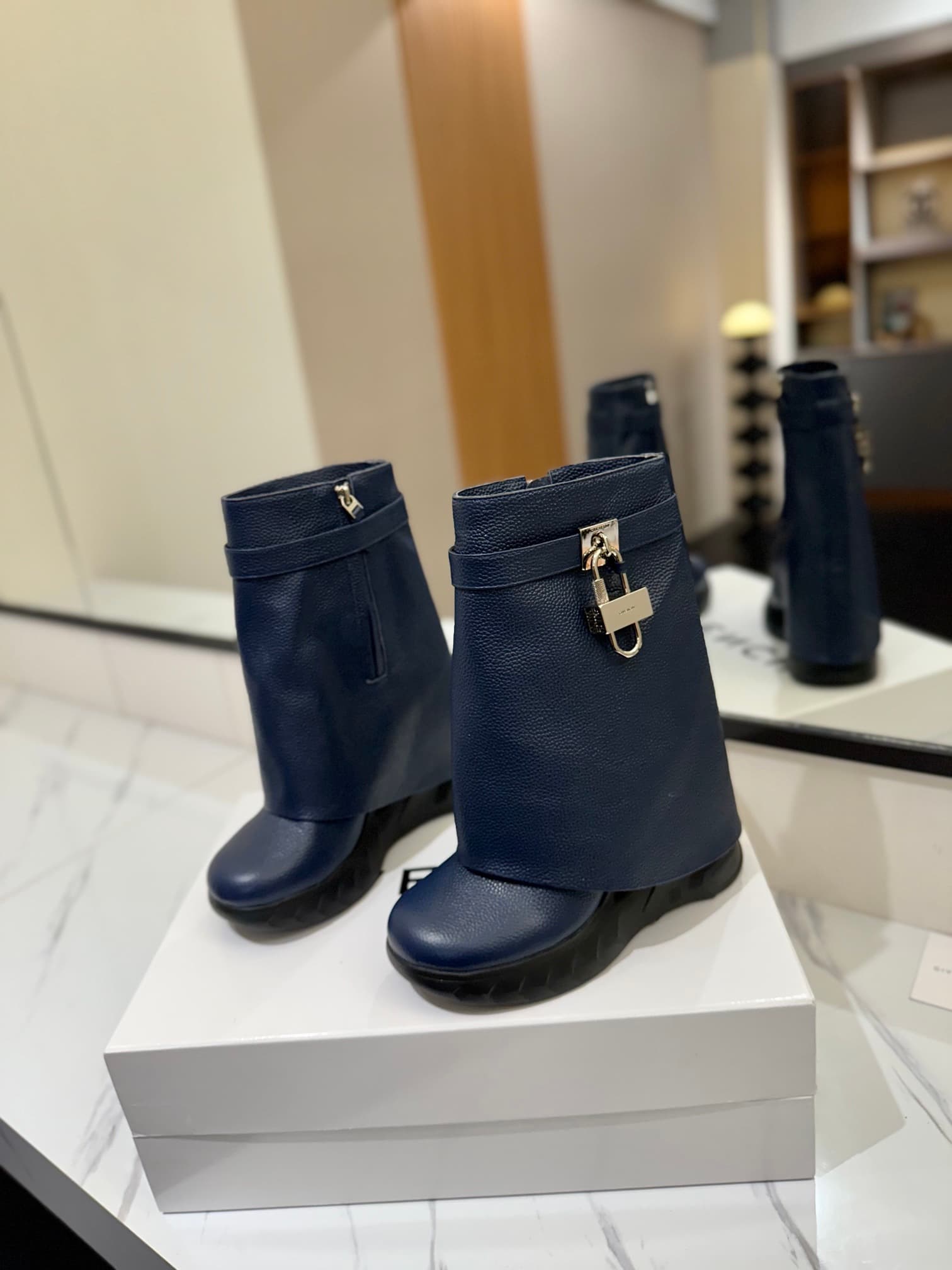 D6608 💰 GIVENCHY QZKEEP 0X0ZX new model high-top shoes with a height increase, designed to accentuate the slimness of the feet 2023 — image 2