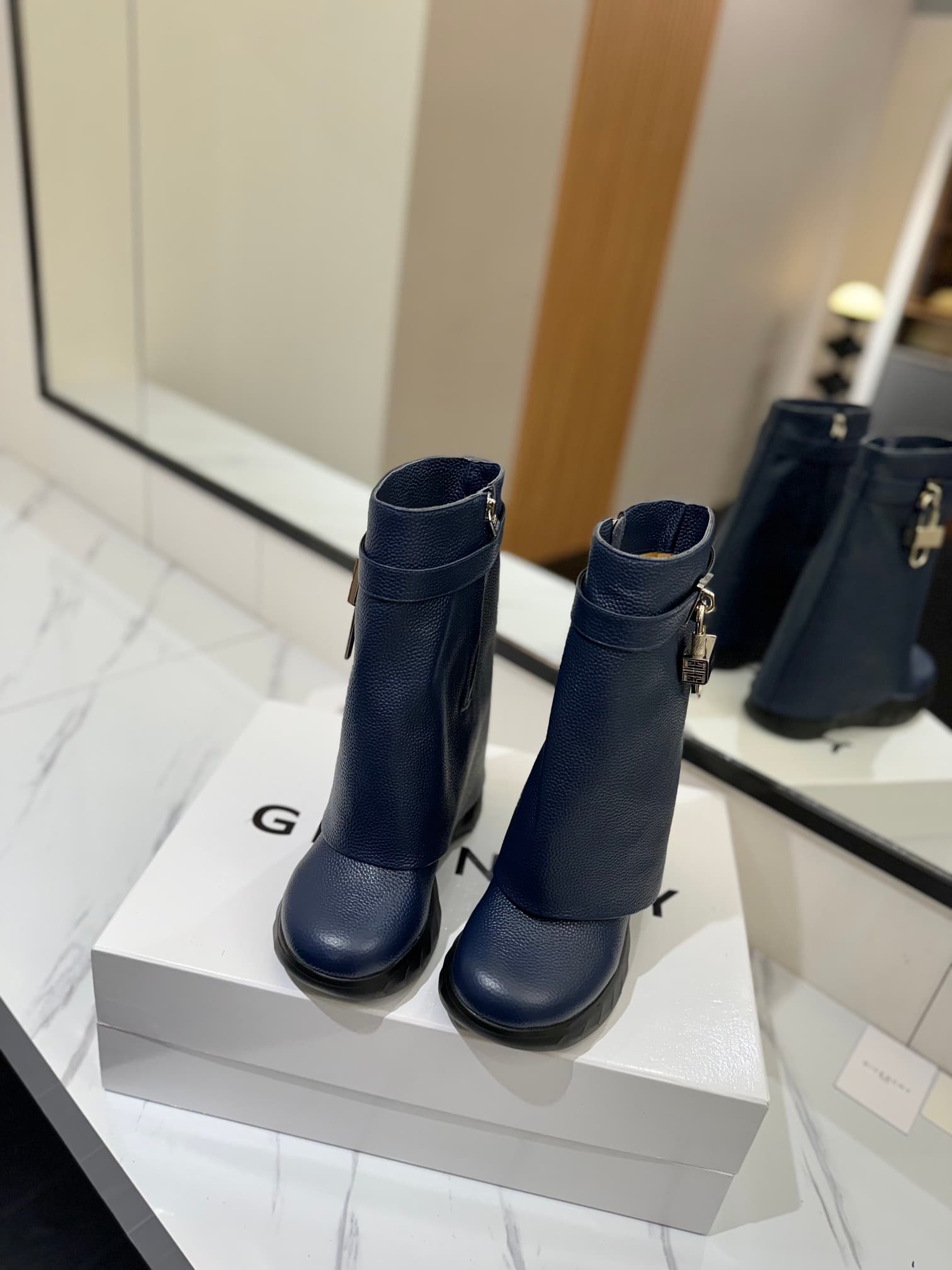 D6608 💰 GIVENCHY QZKEEP 0X0ZX new model high-top shoes with a height increase, designed to accentuate the slimness of the feet 2023 — image 3