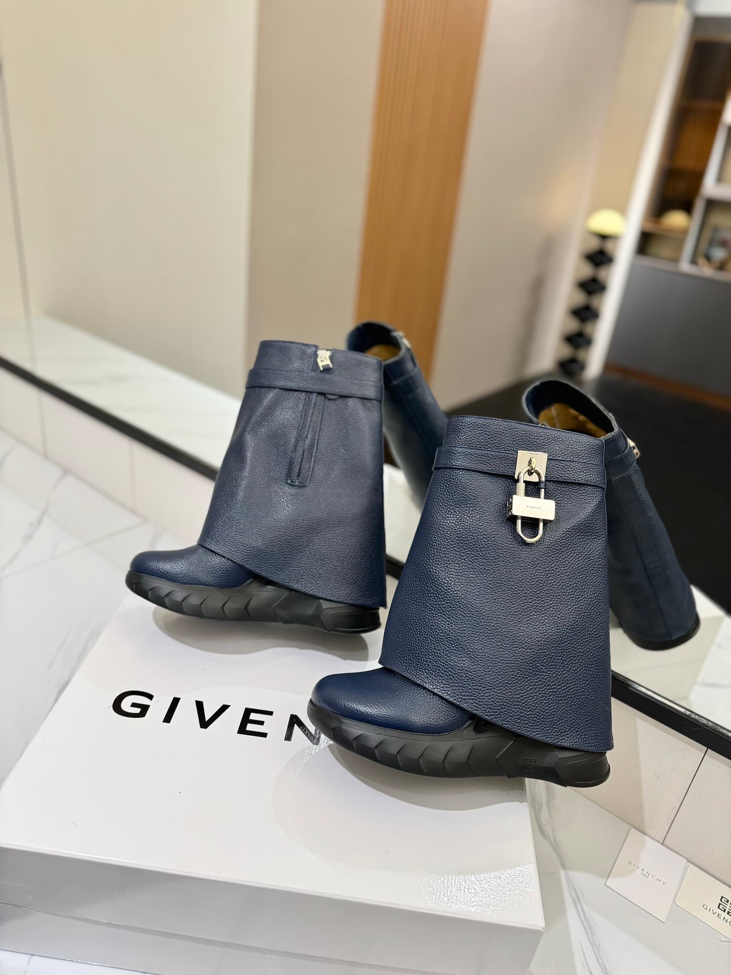 D6608 💰 GIVENCHY QZKEEP 0X0ZX new model high-top shoes with a height increase, designed to accentuate the slimness of the feet 2023 — image 5