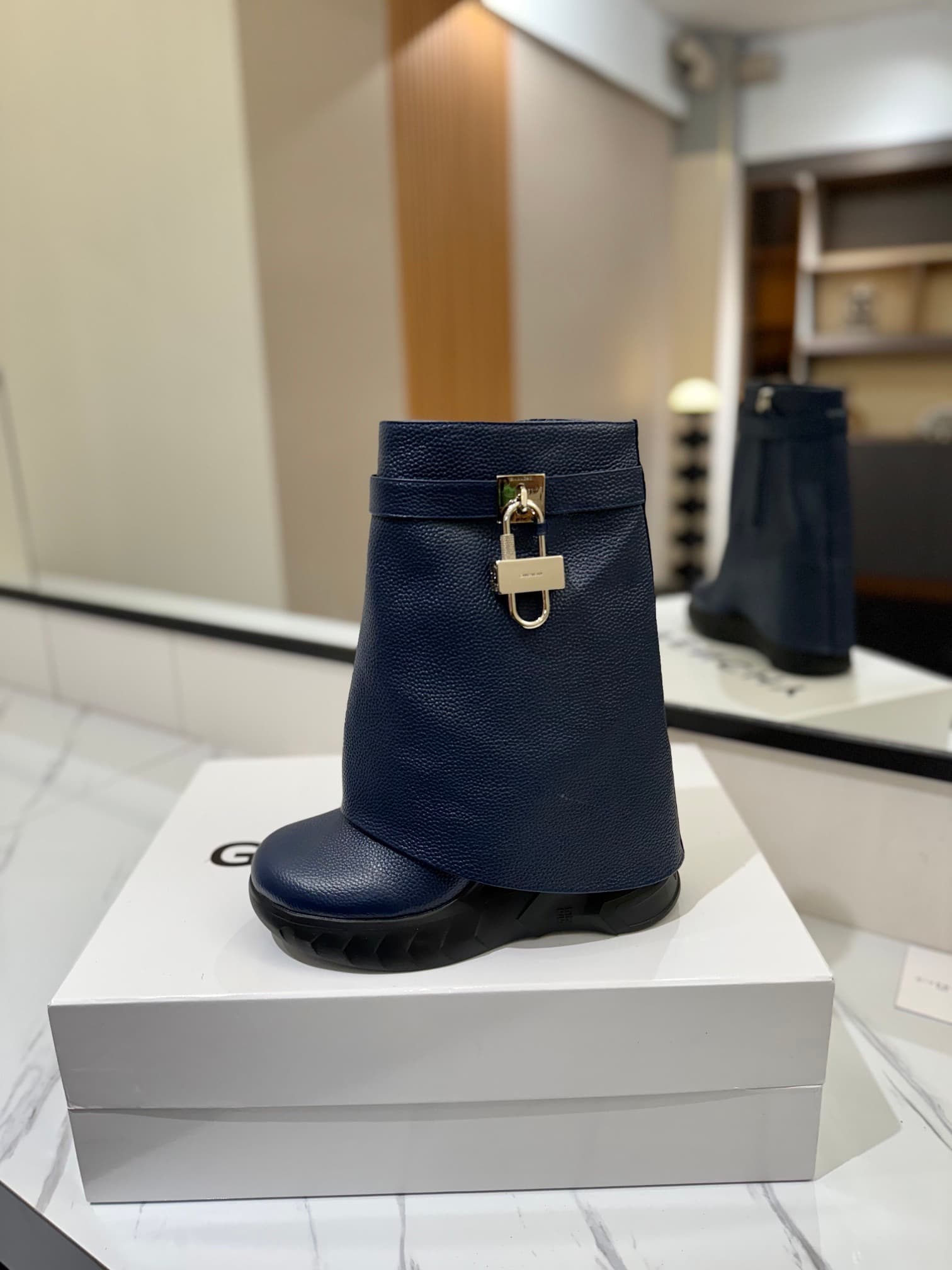 D6608 💰 GIVENCHY QZKEEP 0X0ZX new model high-top shoes with a height increase, designed to accentuate the slimness of the feet 2023 — image 4