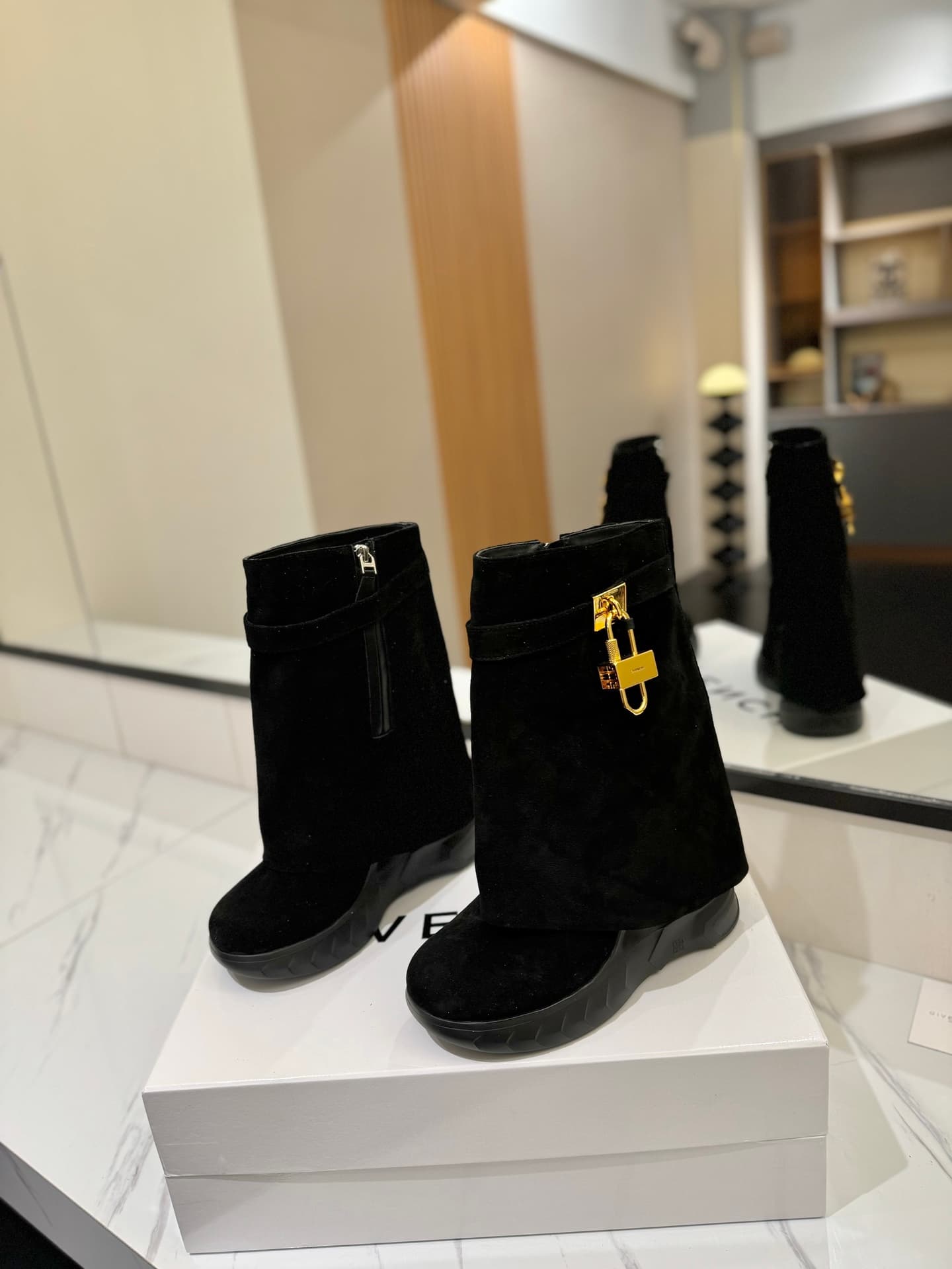 D6607 💰 GIVENCHY QZKEEP 0X0ZX new model high-top boots with a height increase, designed to accentuate a slimmer silhouette 2023 — image 2