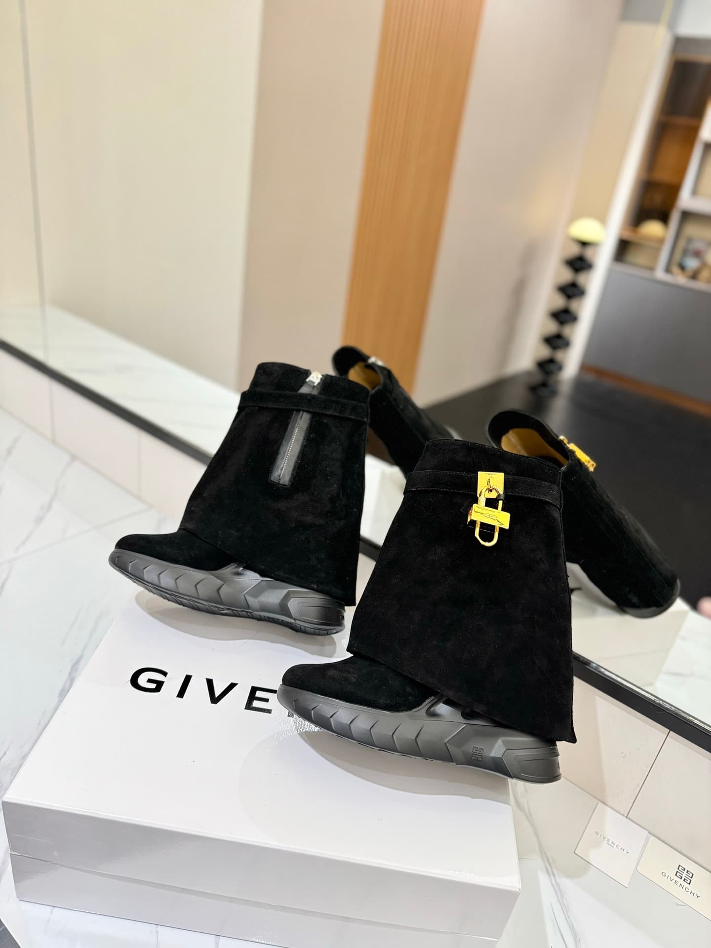 D6607 💰 GIVENCHY QZKEEP 0X0ZX new model high-top boots with a height increase, designed to accentuate a slimmer silhouette 2023 — image 5