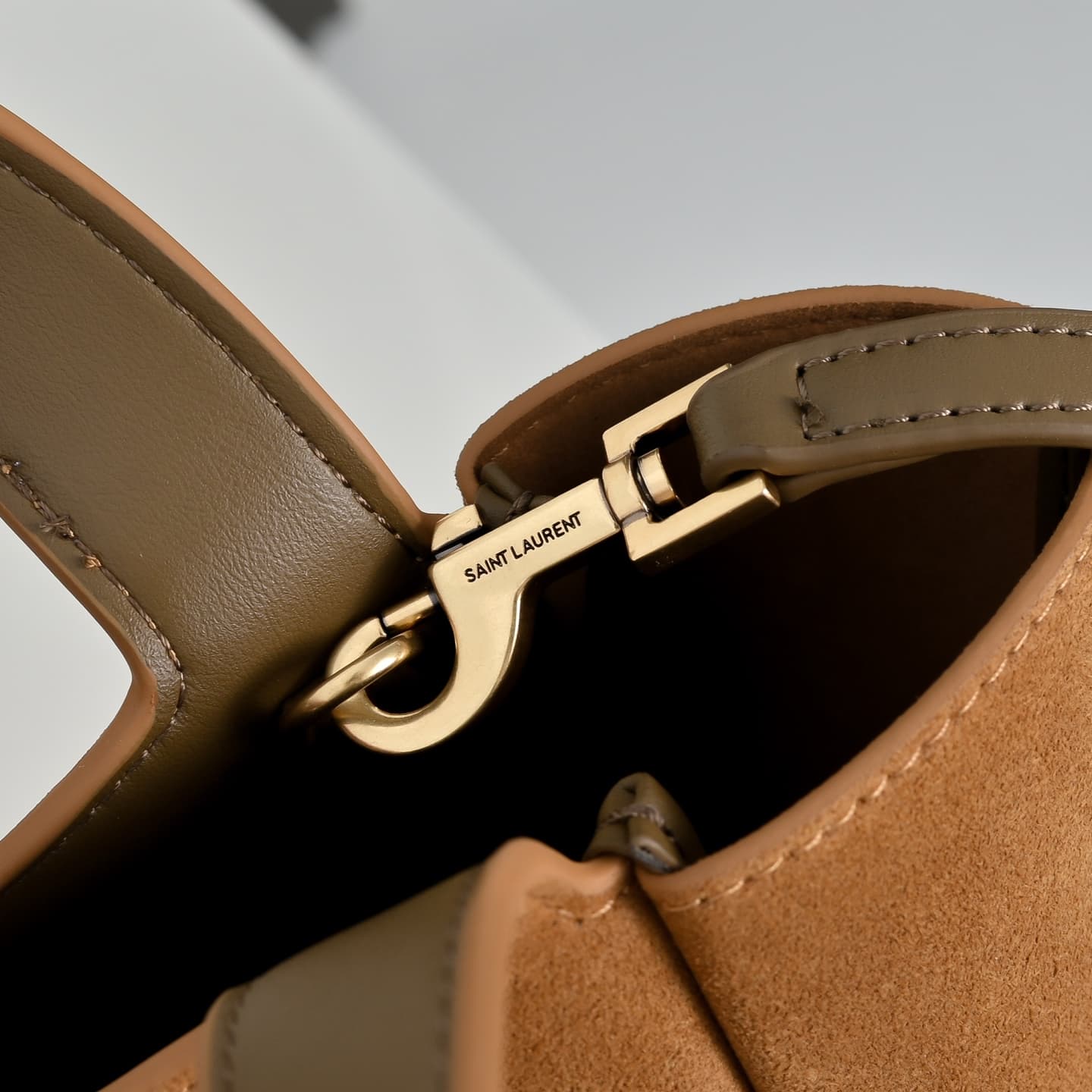 C8556 .𝗟𝗘 𝟱 𝗔𝟳 𝗕𝗔𝗕𝗬 𝗕𝗘𝗔 suede handbag🆕 Mini crossbody style — image 5