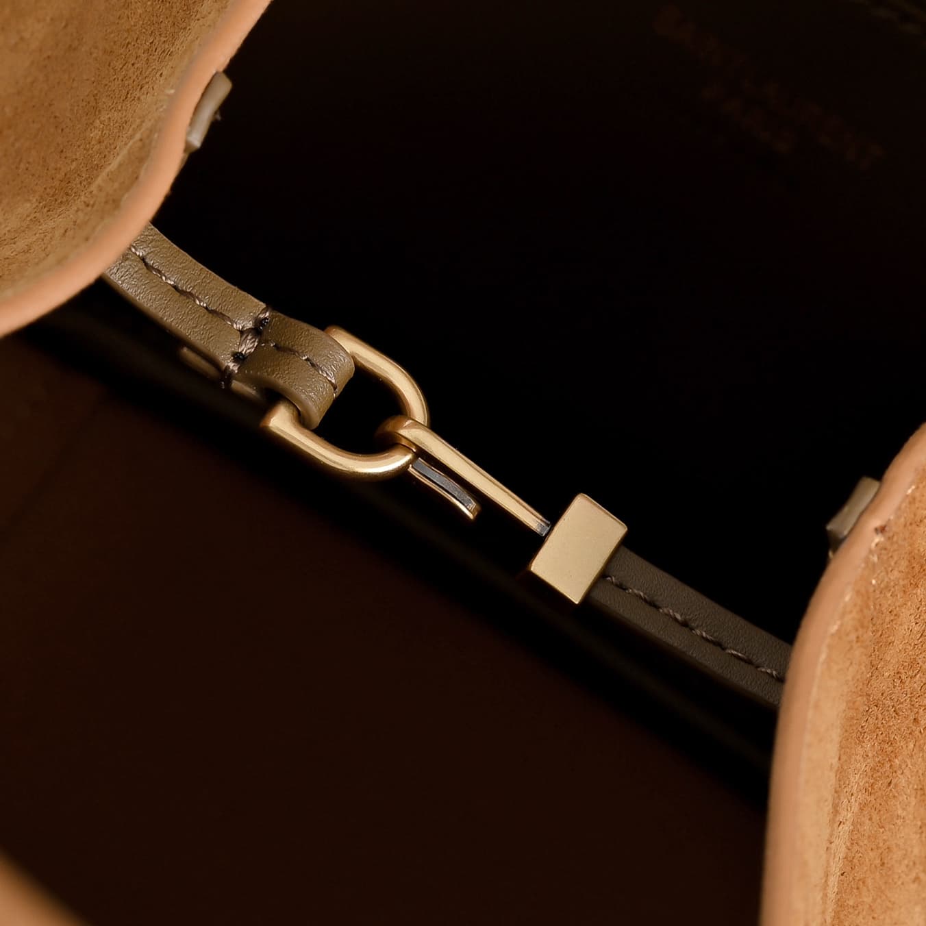 C8556 .𝗟𝗘 𝟱 𝗔𝟳 𝗕𝗔𝗕𝗬 𝗕𝗘𝗔 suede handbag🆕 Mini crossbody style — image 7