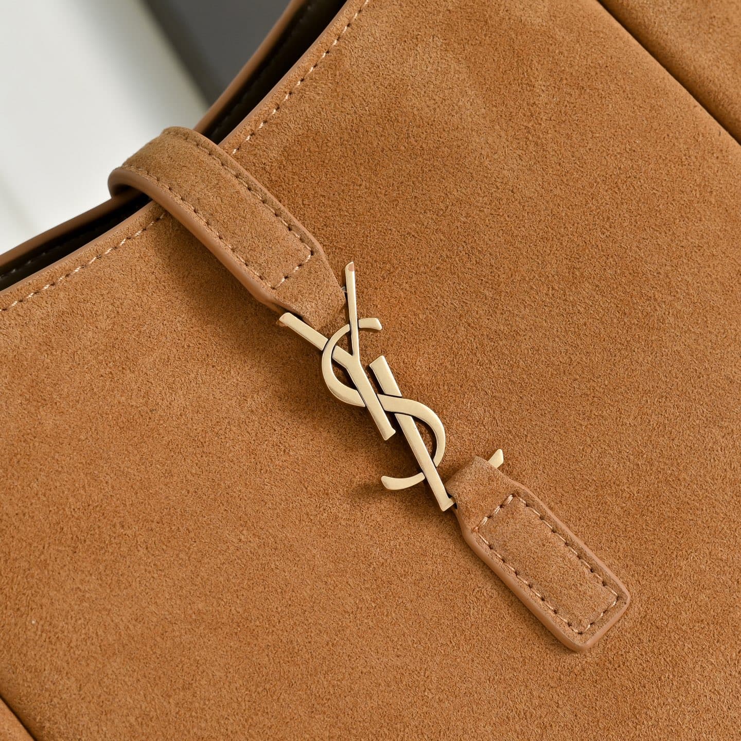 C8556 .𝗟𝗘 𝟱 𝗔𝟳 𝗕𝗔𝗕𝗬 𝗕𝗘𝗔 suede handbag🆕 Mini crossbody style — image 6