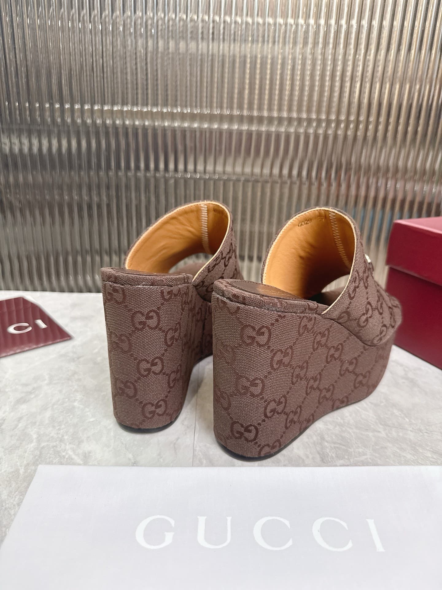 D7104 👑 💰 Women’s cool slippers with horse-bit-shaped wedge-shaped heels. — image 8