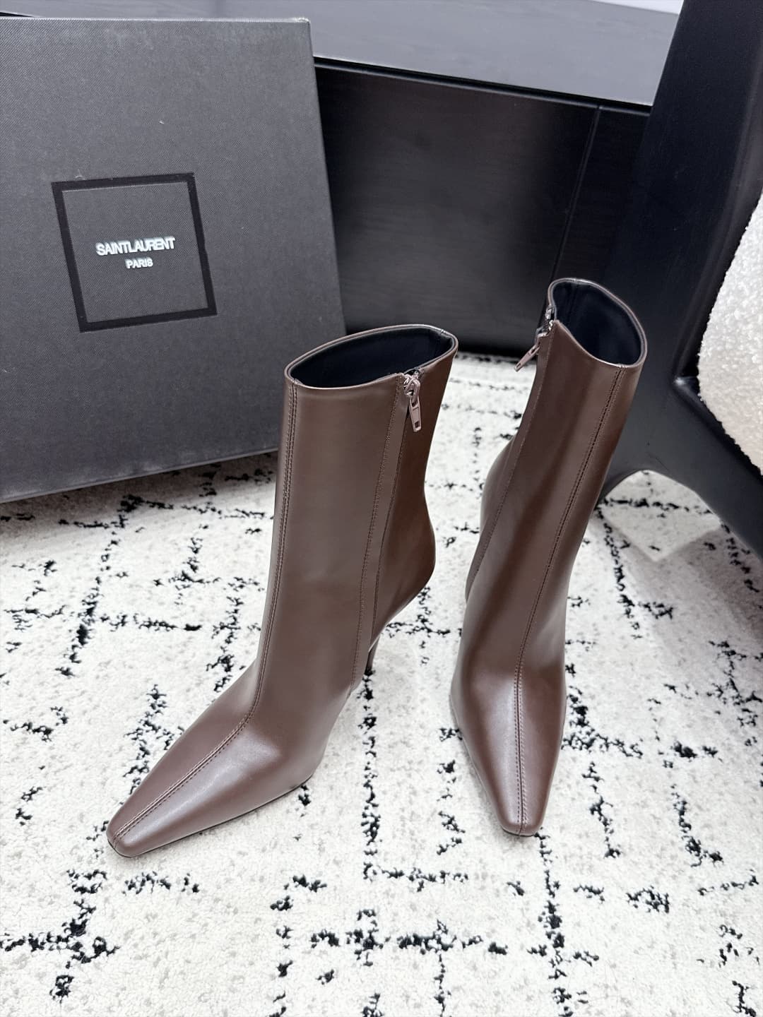 D12207 SAINT LAURENT Saint Laurent 26/ Fall/Winter show model: short boots with pointed toes and high heels — image 4