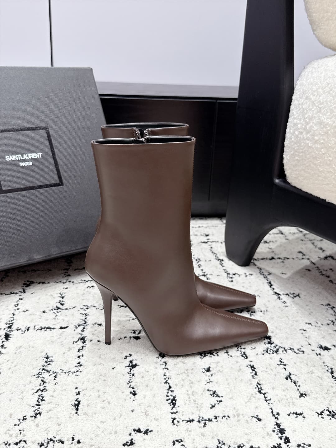 D12207 SAINT LAURENT Saint Laurent 26/ Fall/Winter show model: short boots with pointed toes and high heels — image 2