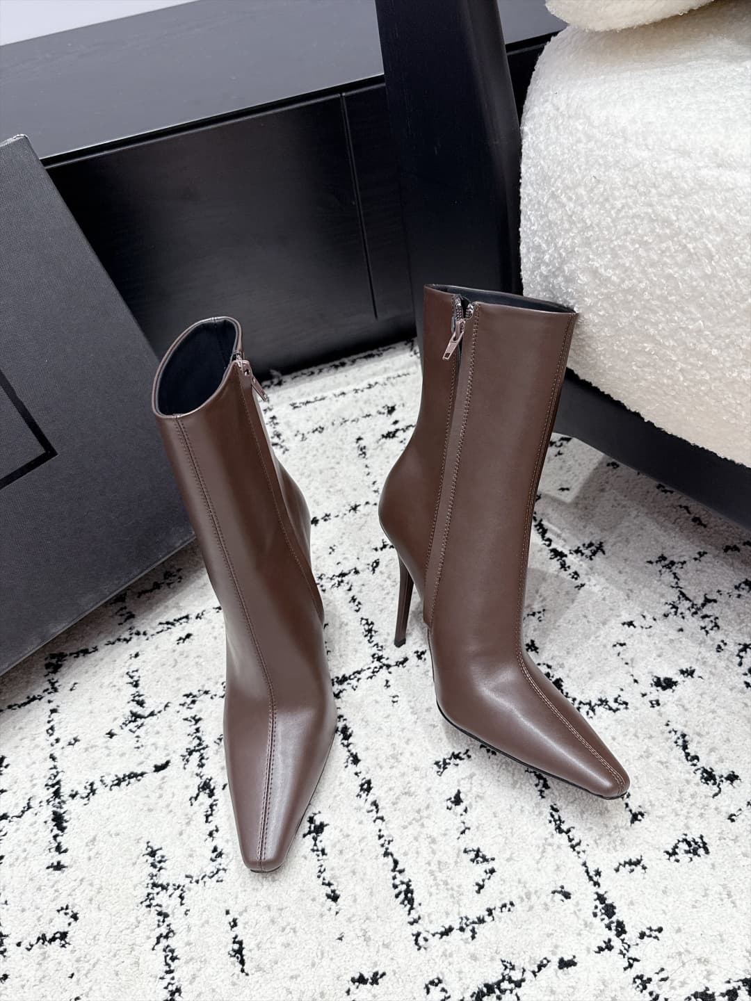 D12207 SAINT LAURENT Saint Laurent 26/ Fall/Winter show model: short boots with pointed toes and high heels — image 5