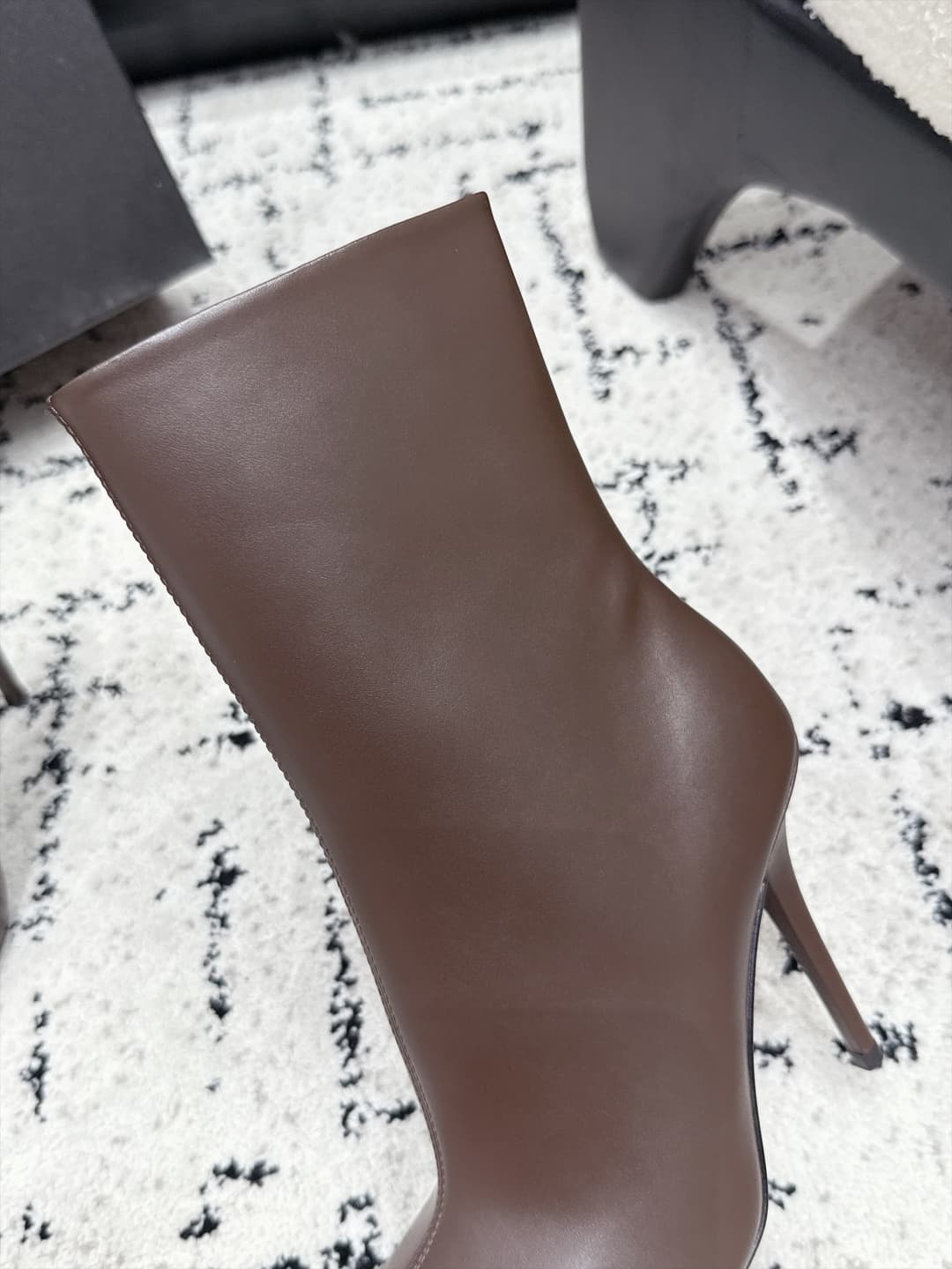 D12207 SAINT LAURENT Saint Laurent 26/ Fall/Winter show model: short boots with pointed toes and high heels — image 8