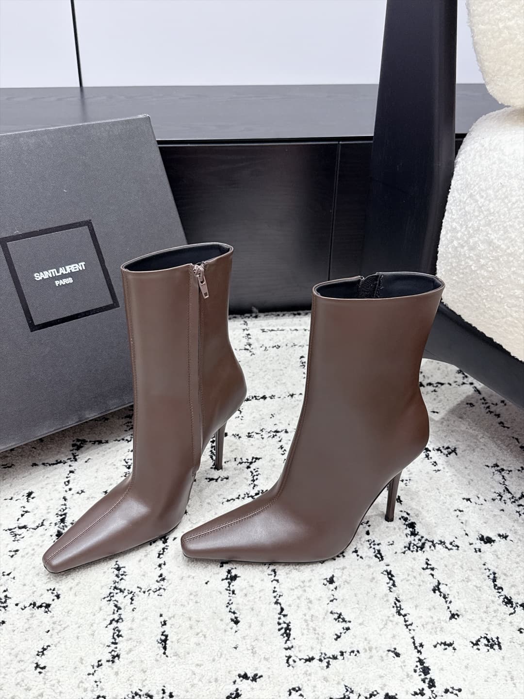 D12207 SAINT LAURENT Saint Laurent 26/ Fall/Winter show model: short boots with pointed toes and high heels — image 3