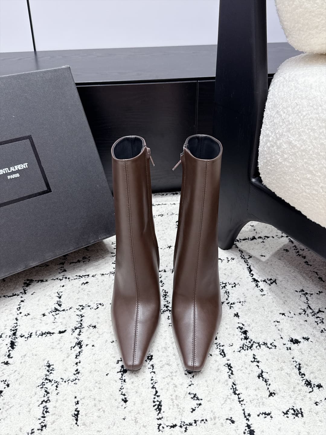 D12207 SAINT LAURENT Saint Laurent 26/ Fall/Winter show model: short boots with pointed toes and high heels — image 1