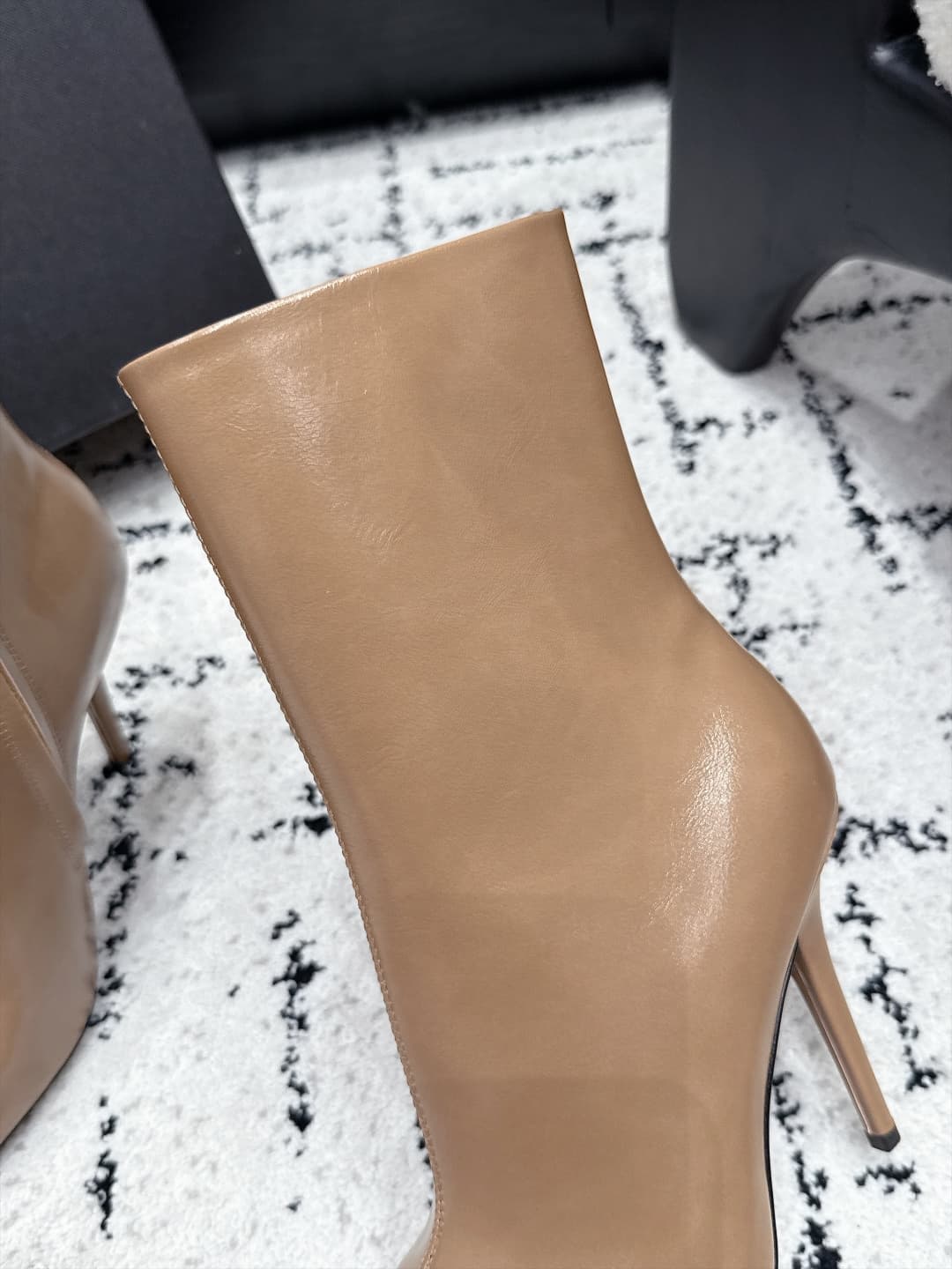 D12203 SAINT LAURENT Saint Laurent 26/ Fall/Winter show shoes, short boots with pointed toe and thin heels — image 7