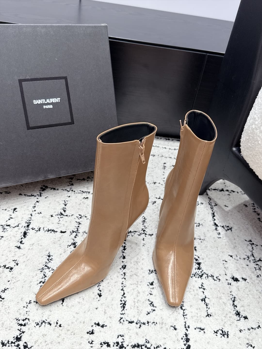 D12203 SAINT LAURENT Saint Laurent 26/ Fall/Winter show shoes, short boots with pointed toe and thin heels — image 4