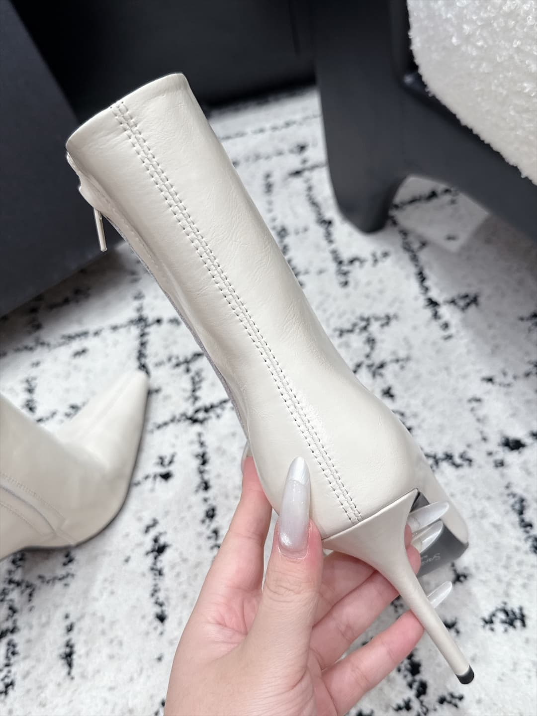 D12202 SAINT LAURENT Saint Laurent 26/ Fall/Winter runway style short boots, pointed toe, thin heel, high heels — image 8