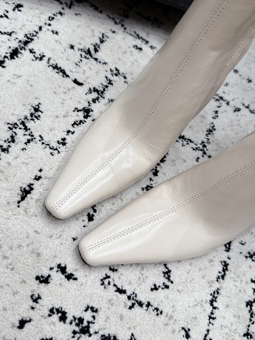D12202 SAINT LAURENT Saint Laurent 26/ Fall/Winter runway style short boots, pointed toe, thin heel, high heels — image 6