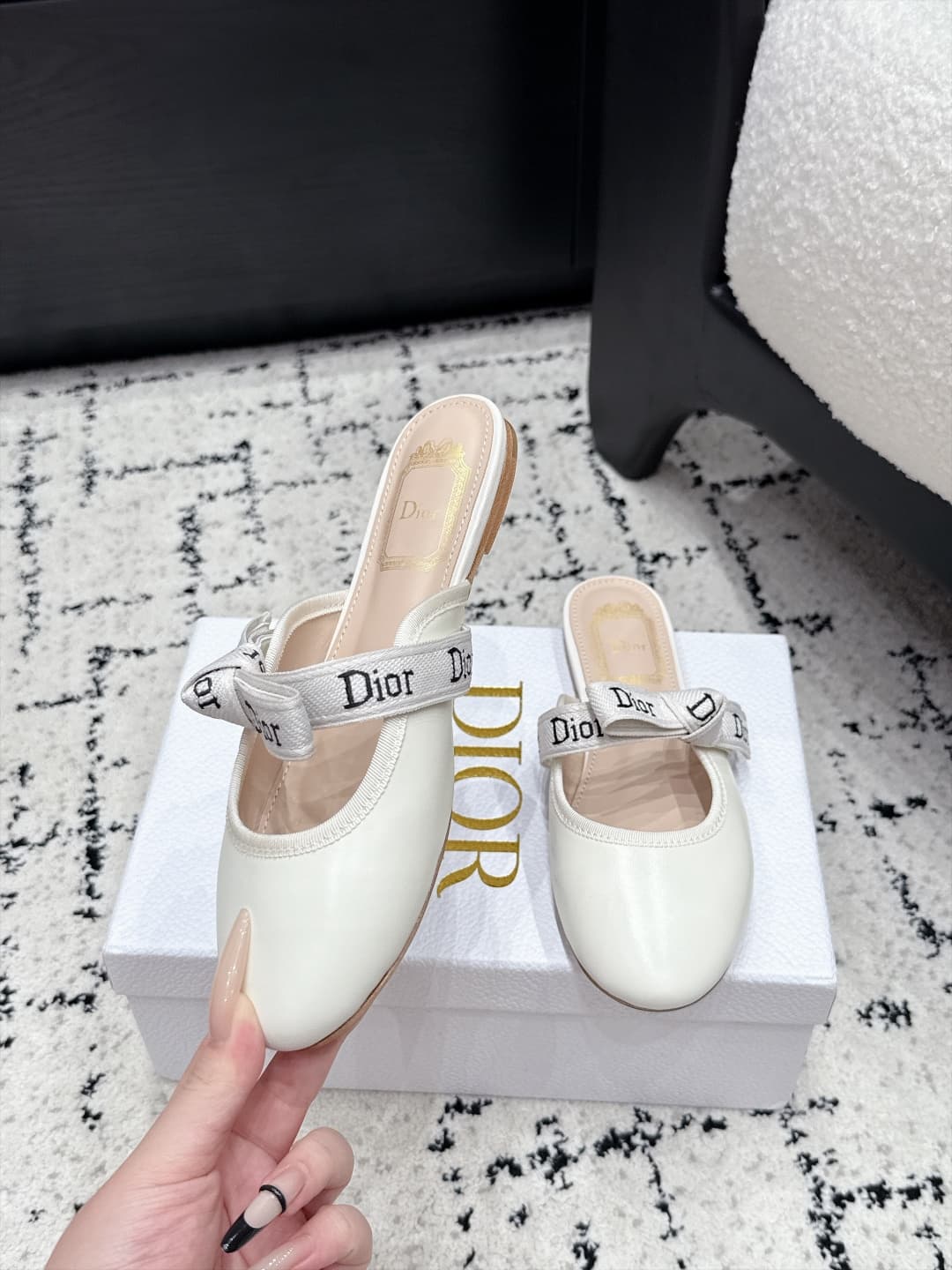 D5809 Dior 26/New spring/summer model with bow ties and circular eyelets on the headband — image 4