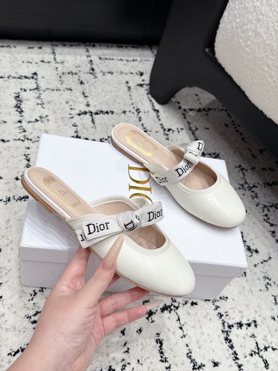 D5809 Dior 26/New spring/summer model with bow ties and circular eyelets on the headband — image 5