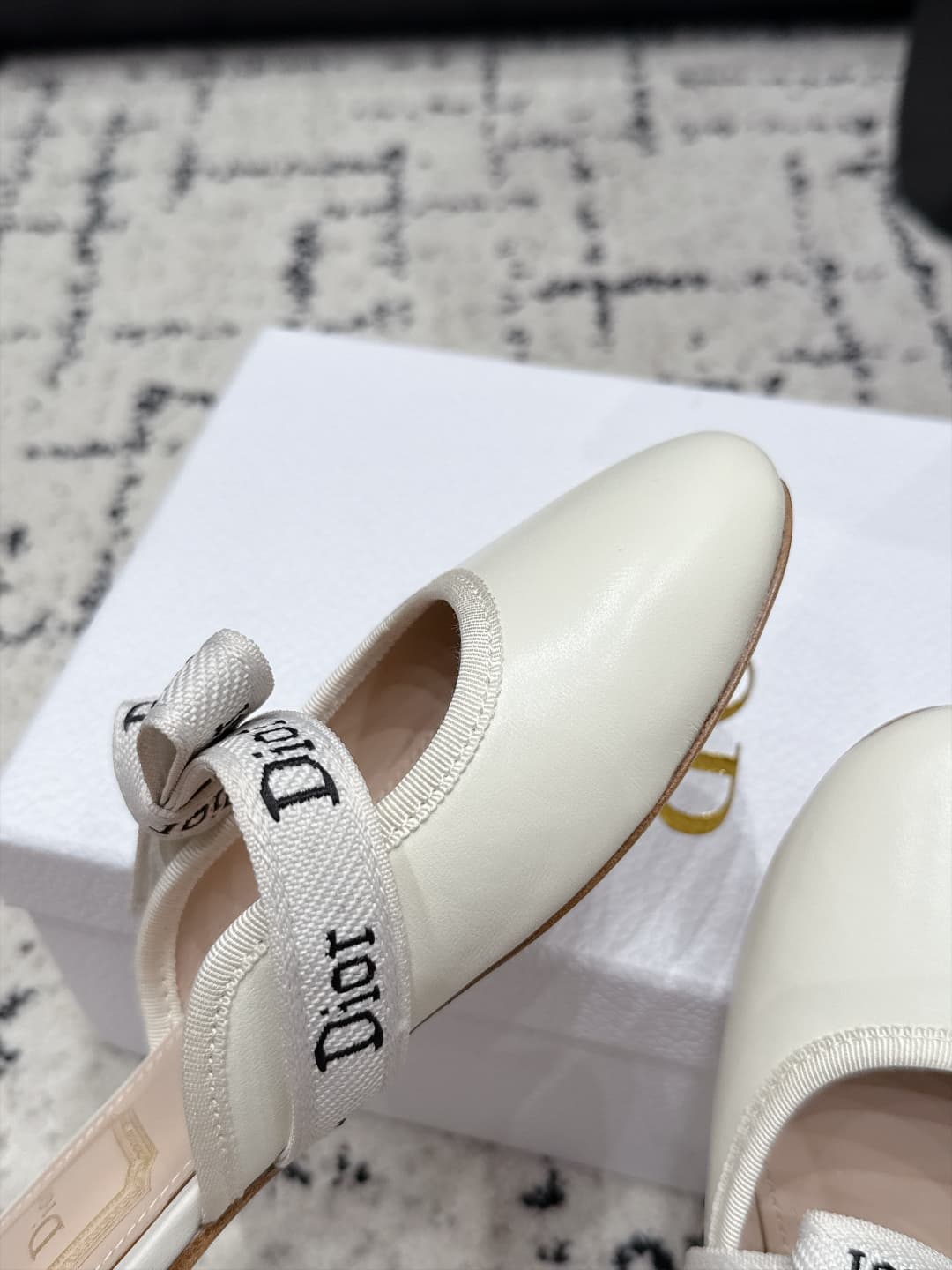 D5809 Dior 26/New spring/summer model with bow ties and circular eyelets on the headband — image 8