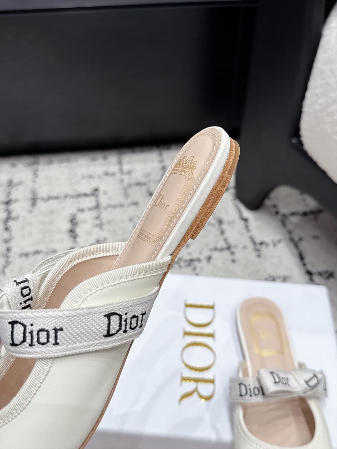 D5809 Dior 26/New spring/summer model with bow ties and circular eyelets on the headband — image 7