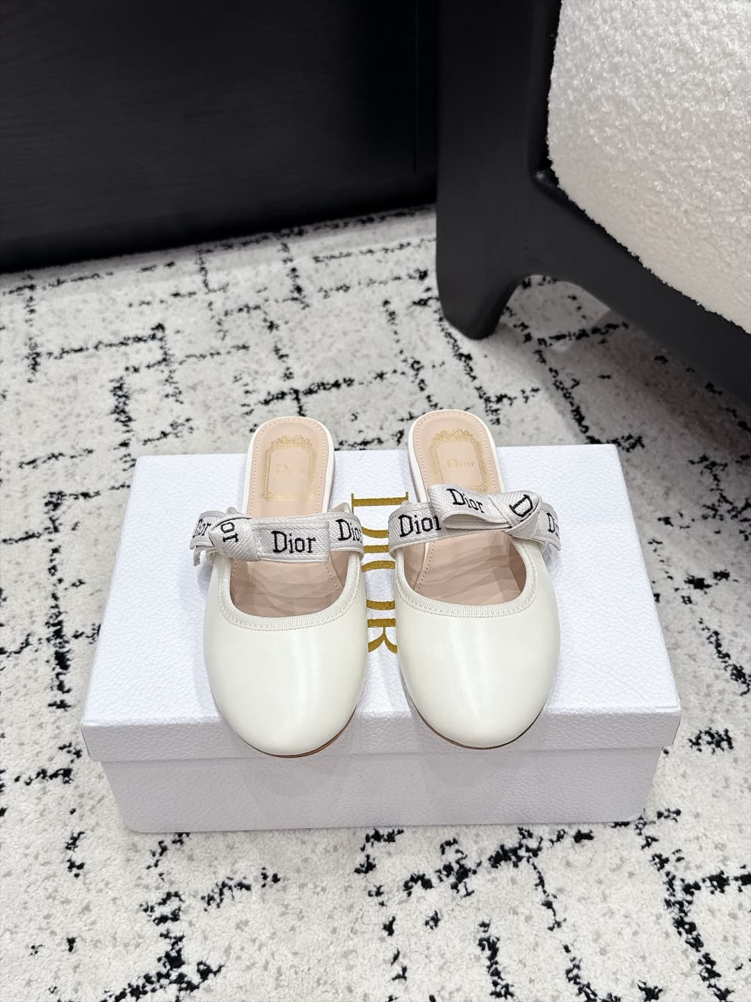 D5809 Dior 26/New spring/summer model with bow ties and circular eyelets on the headband — image 1