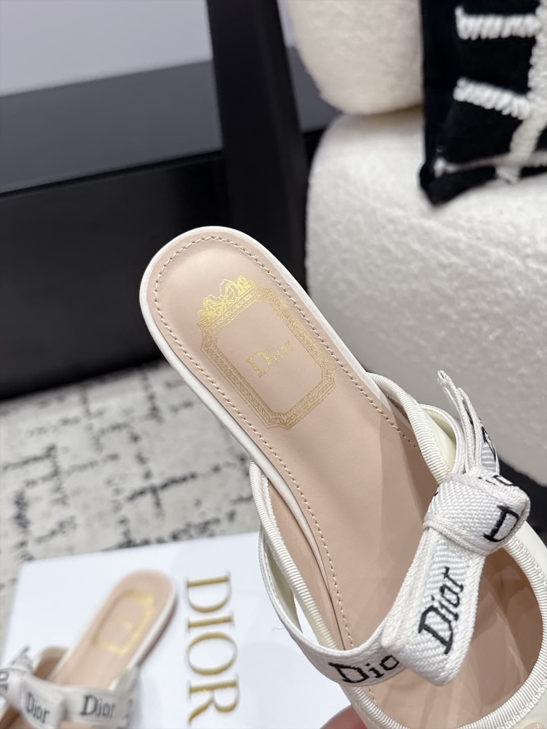 D5809 Dior 26/New spring/summer model with bow ties and circular eyelets on the headband — image 6