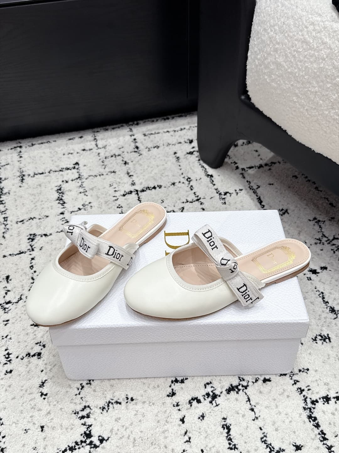 D5809 Dior 26/New spring/summer model with bow ties and circular eyelets on the headband — image 3
