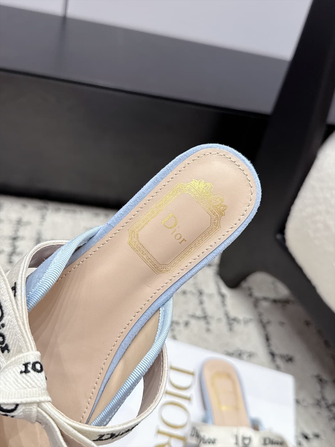 D5807 Dior 26/New spring/summer model with bowtie, script lettering, and round toe headband — image 6