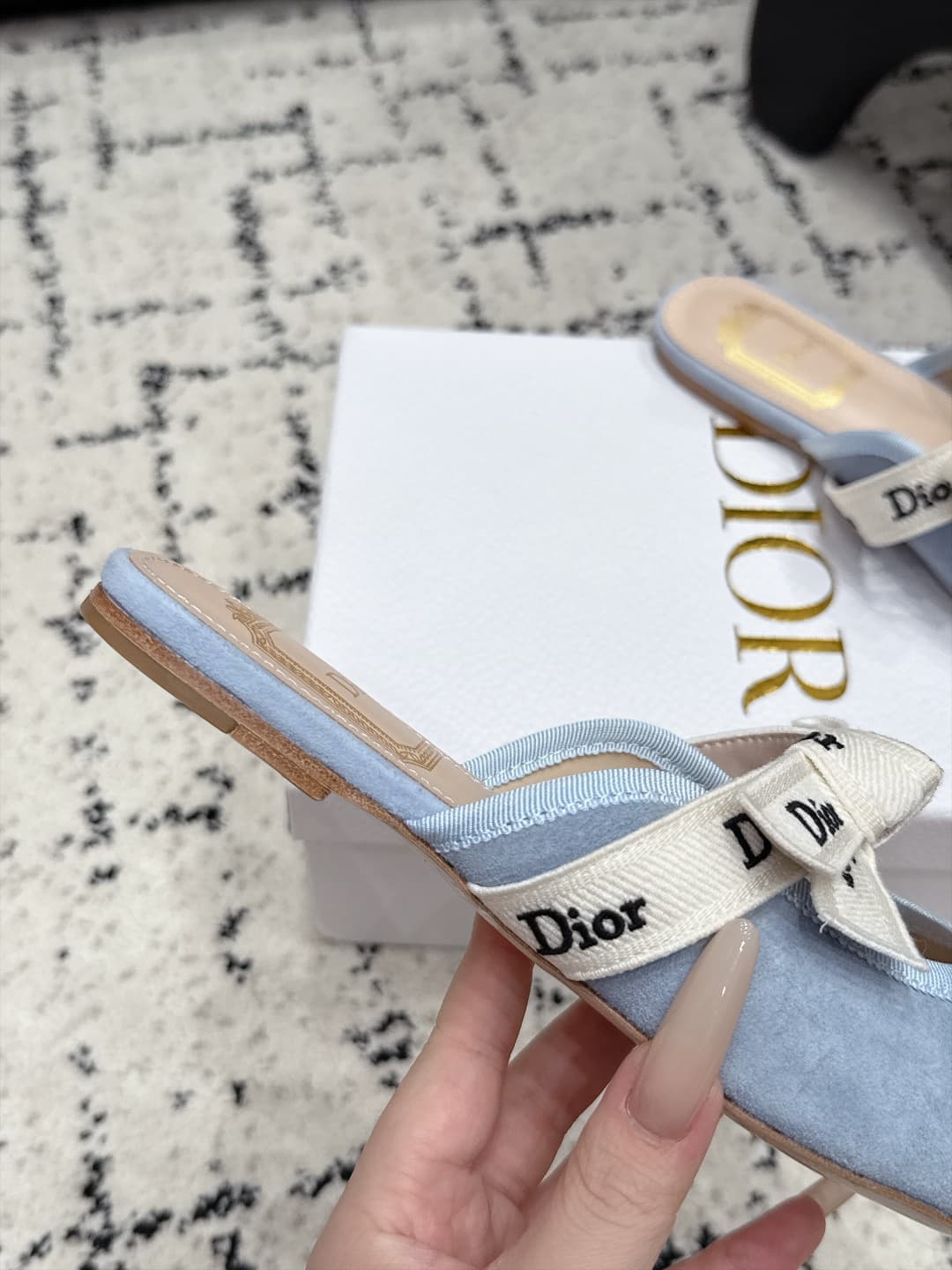 D5807 Dior 26/New spring/summer model with bowtie, script lettering, and round toe headband — image 7