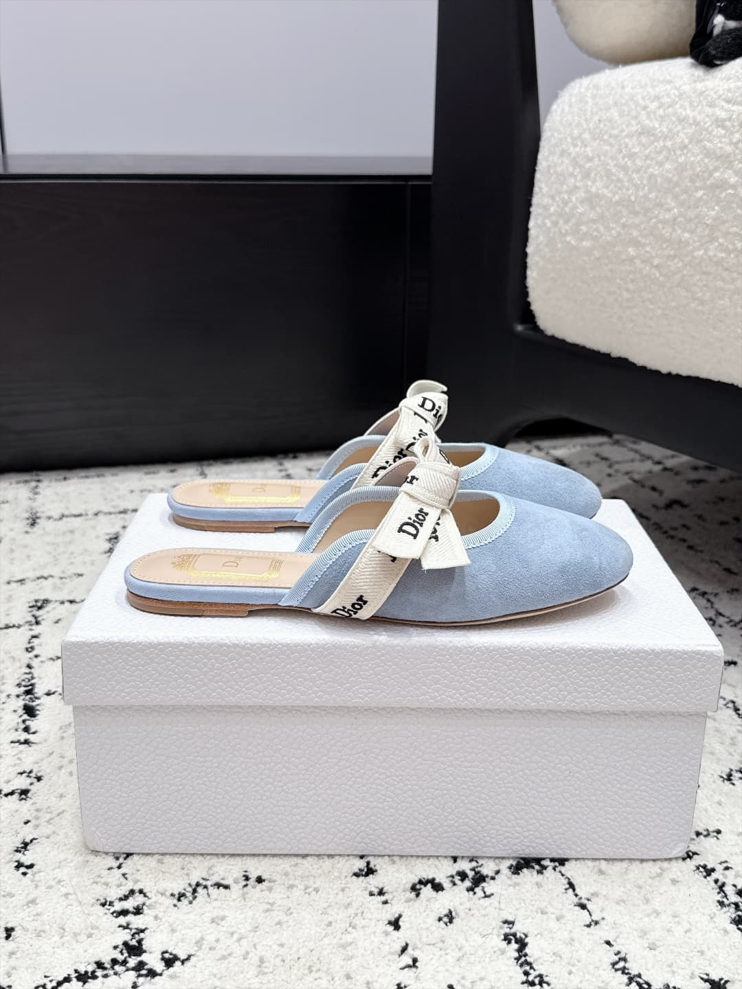 D5807 Dior 26/New spring/summer model with bowtie, script lettering, and round toe headband — image 2