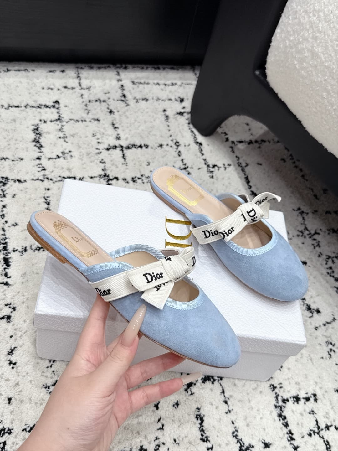 D5807 Dior 26/New spring/summer model with bowtie, script lettering, and round toe headband — image 5